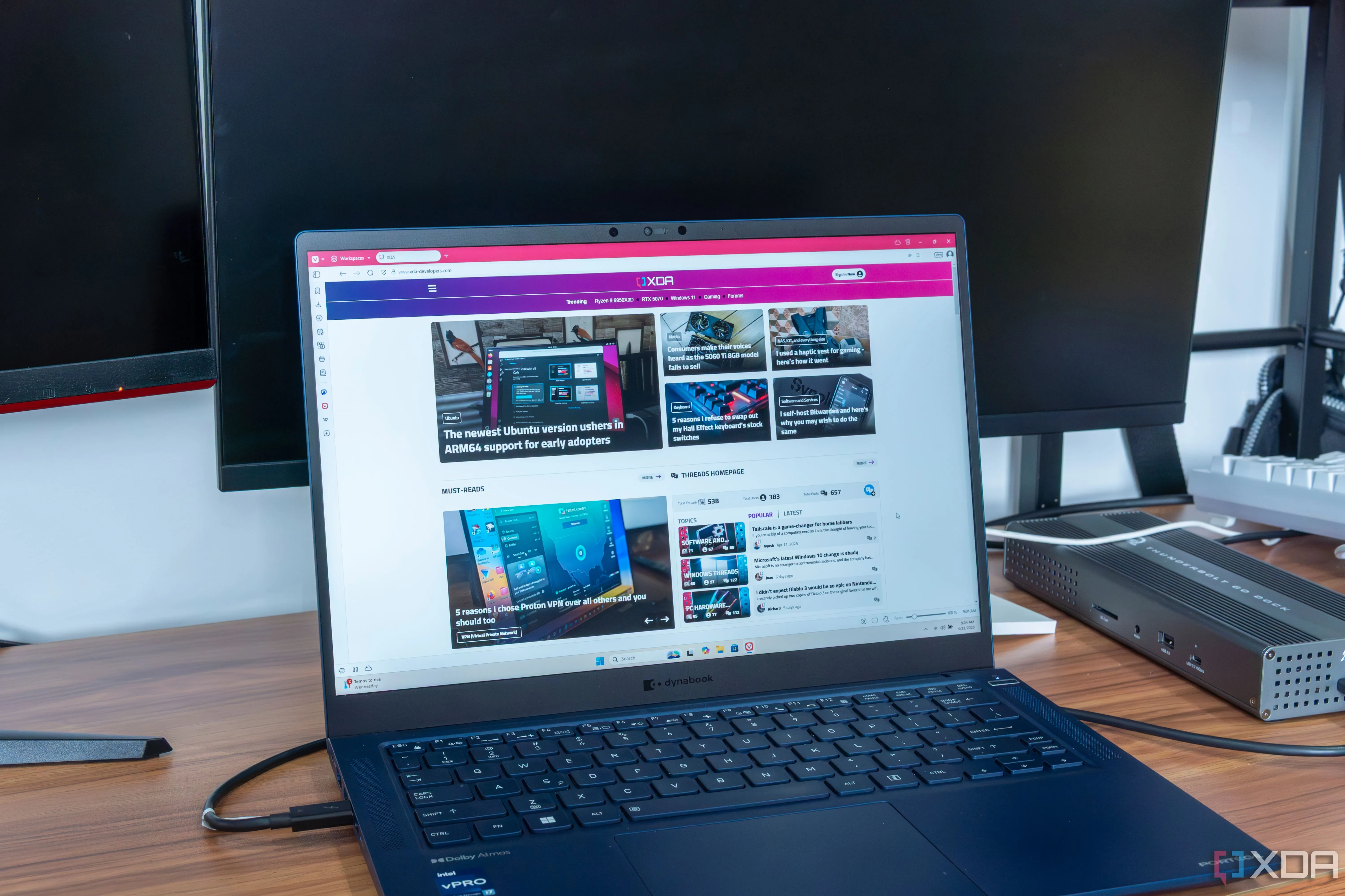Laptop chạy Windows 11 với ổ đĩa ReFS, hiển thị trang chủ XDA trong trình duyệt Vivaldi, tượng trưng cho việc sử dụng hệ thống bảo mật.