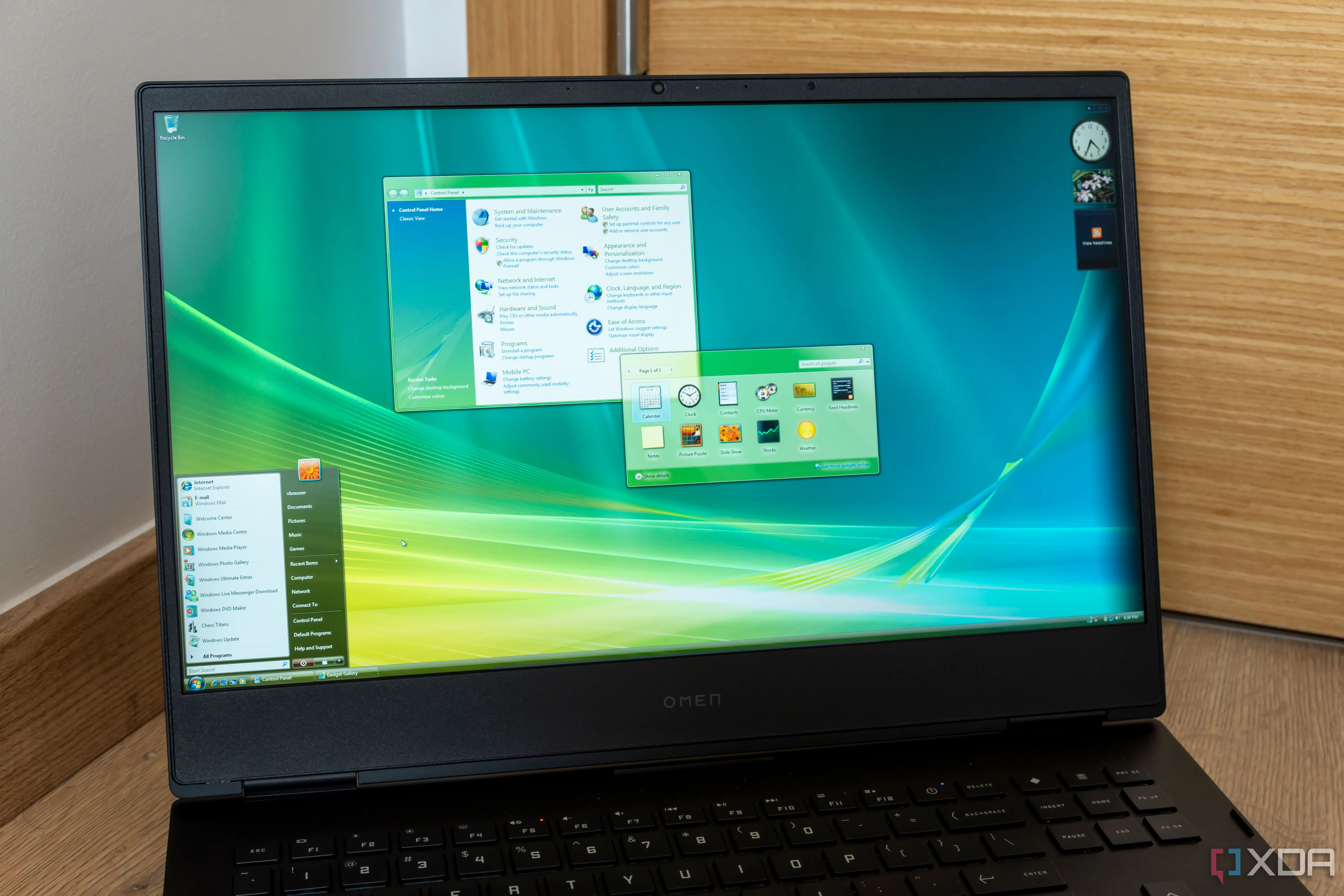 Laptop đang chạy hệ điều hành Windows Vista với nhiều cửa sổ ứng dụng mở