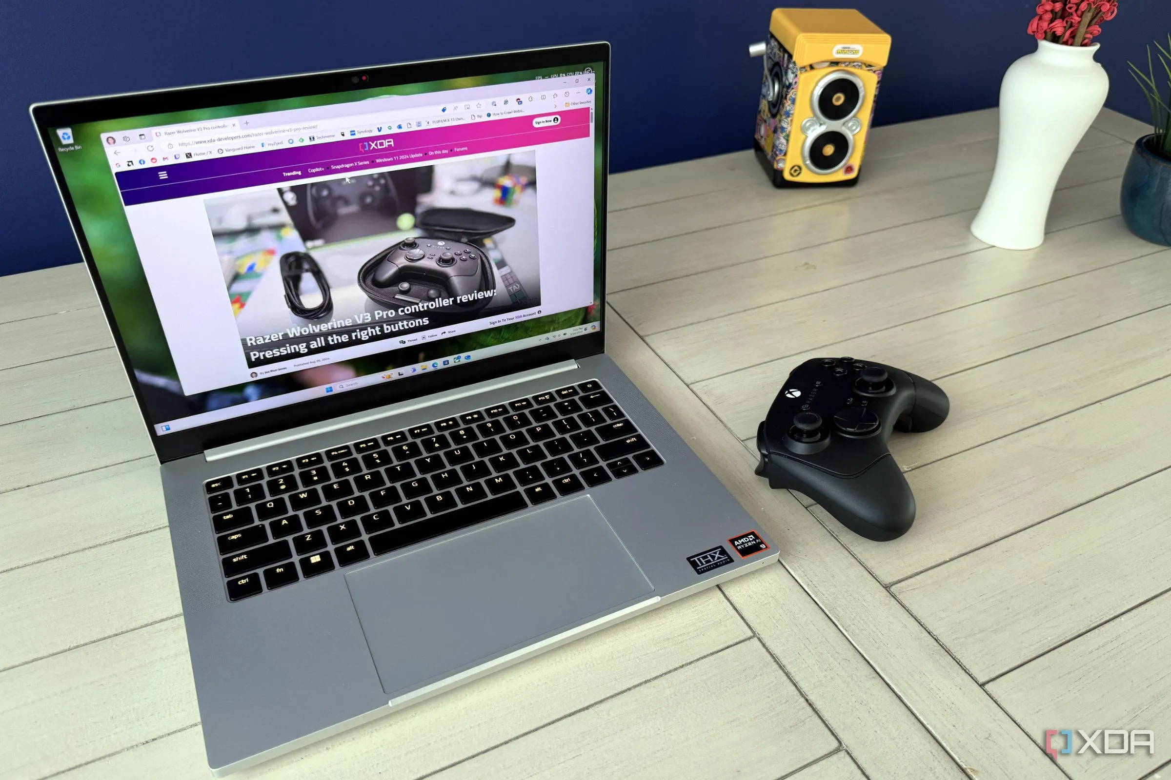 Laptop gaming Razer Blade 14 2024 cùng tay cầm Xbox, thể hiện khả năng nâng cấp eGPU