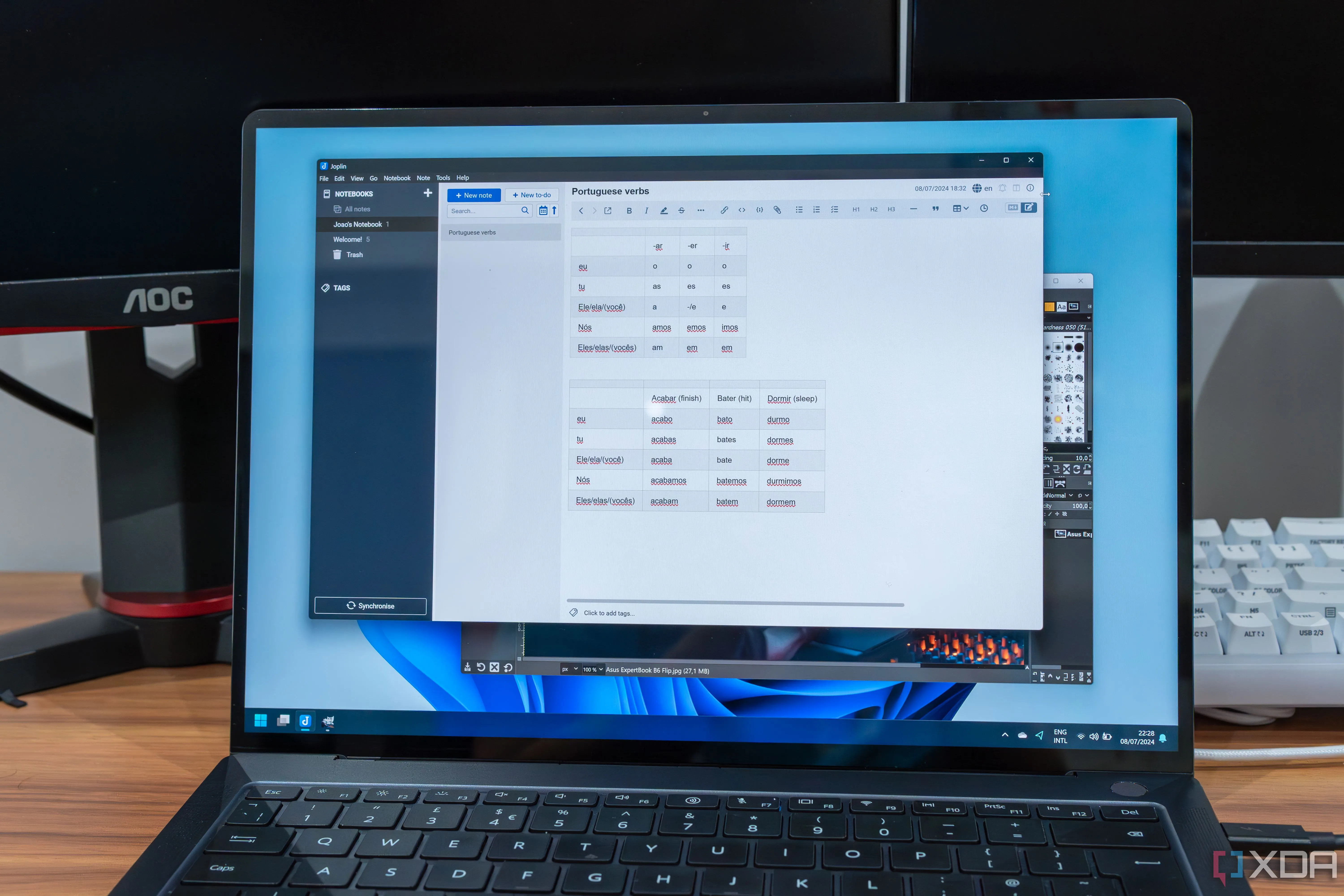 Laptop hiển thị ứng dụng ghi chú Joplin trên giao diện máy tính.