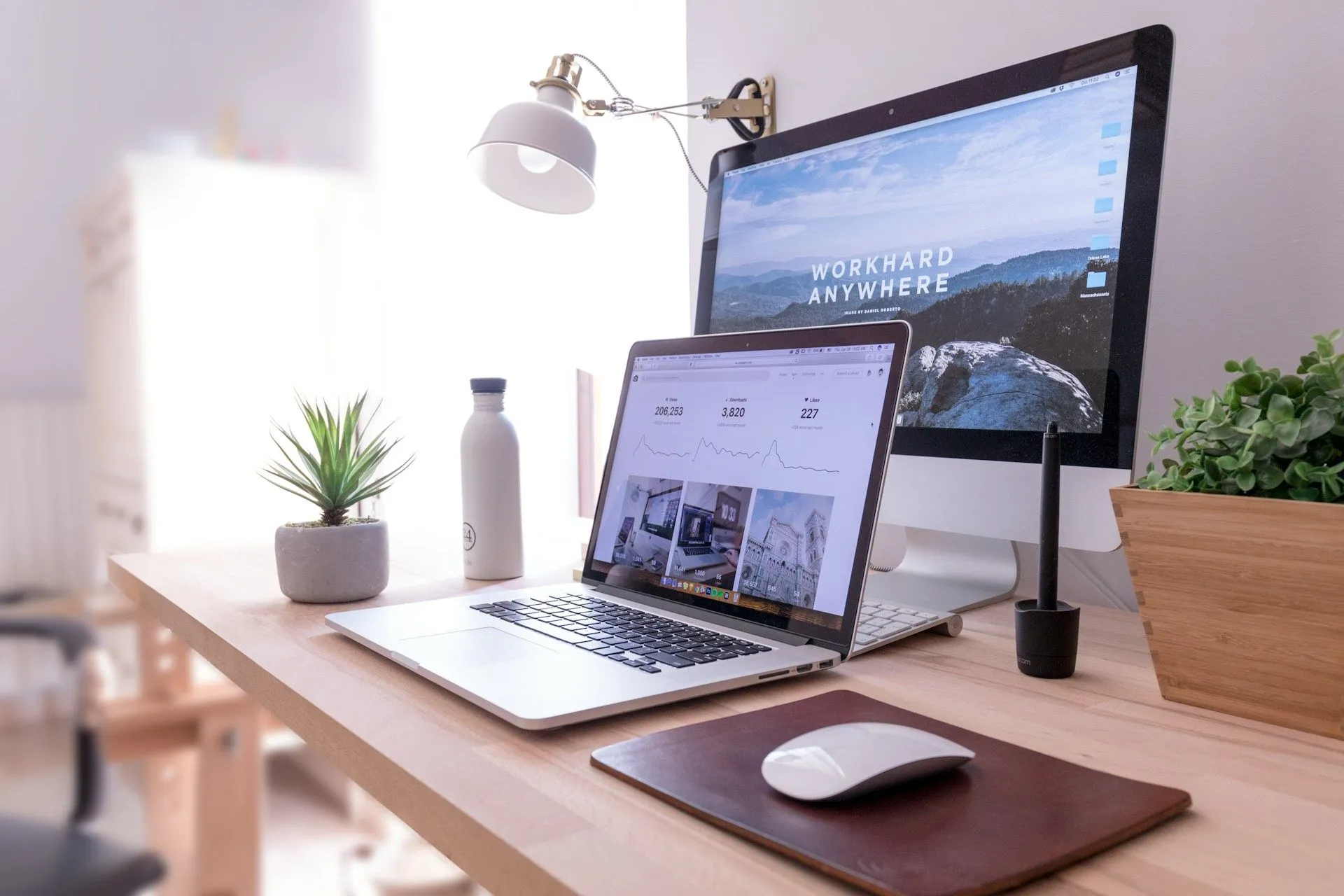 Laptop kết nối với màn hình máy tính