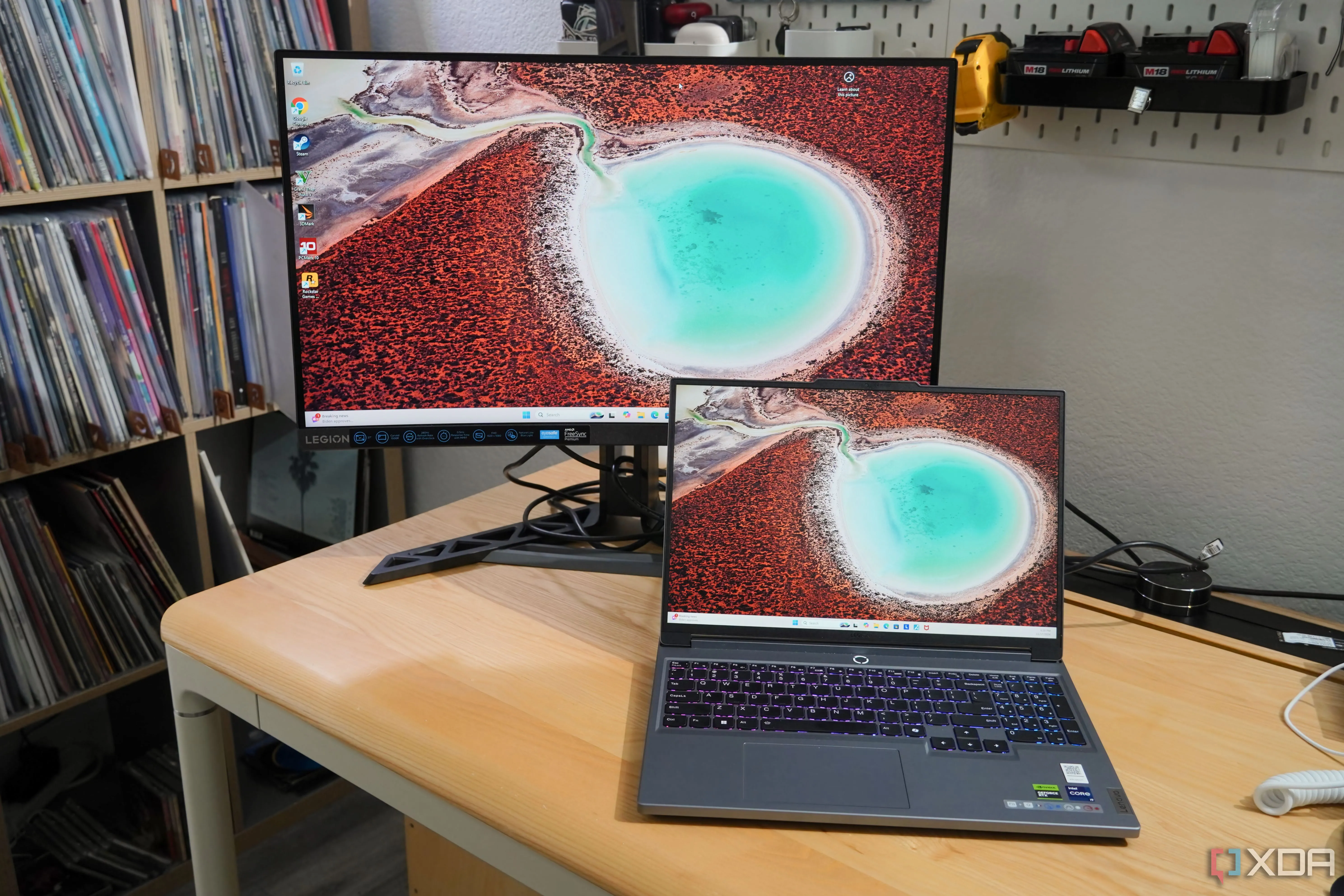 Laptop Lenovo kết nối với màn hình Legion cong cho trải nghiệm chơi game mượt mà