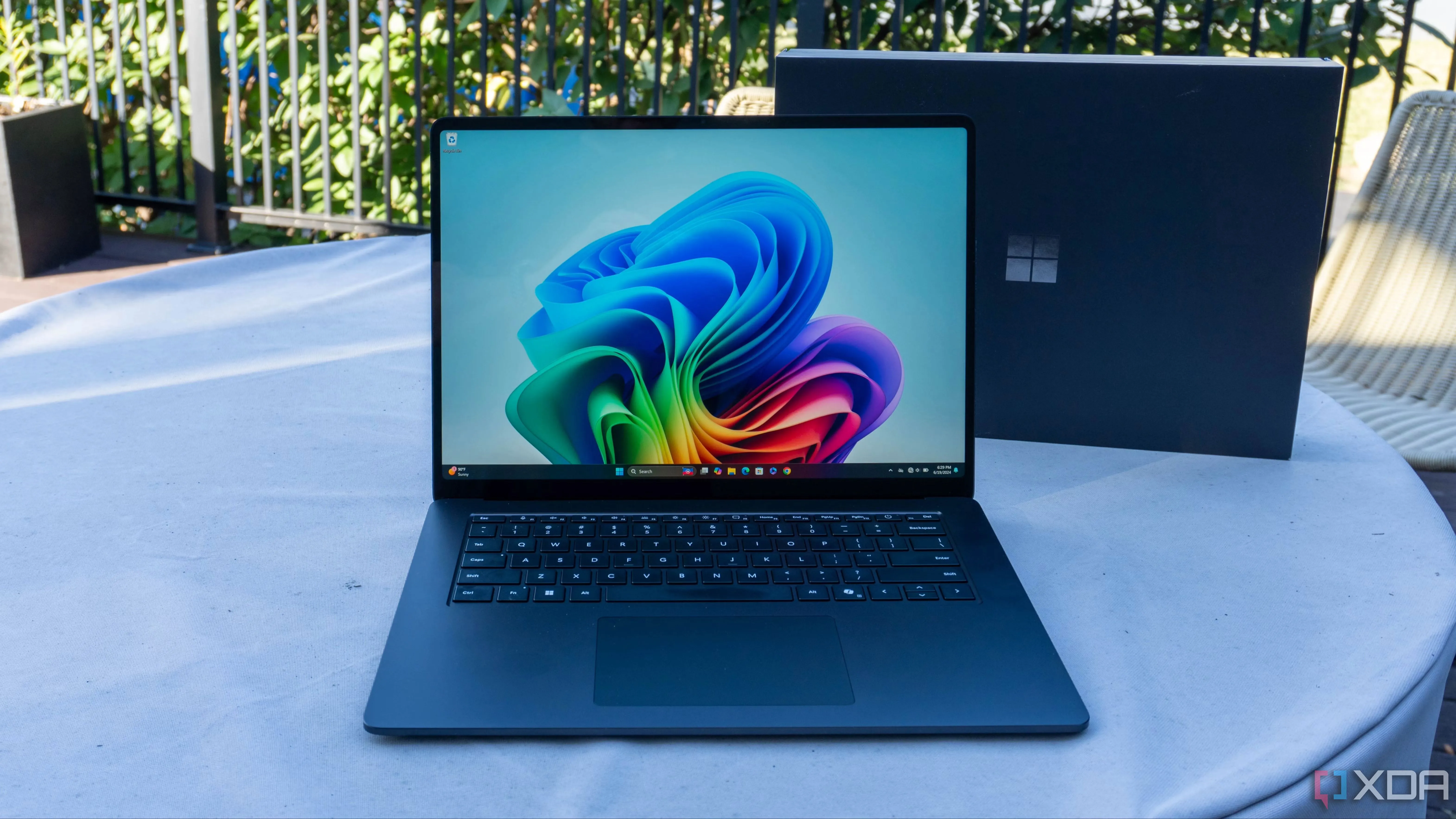 Laptop Surface chạy Windows 11 trên bàn làm việc