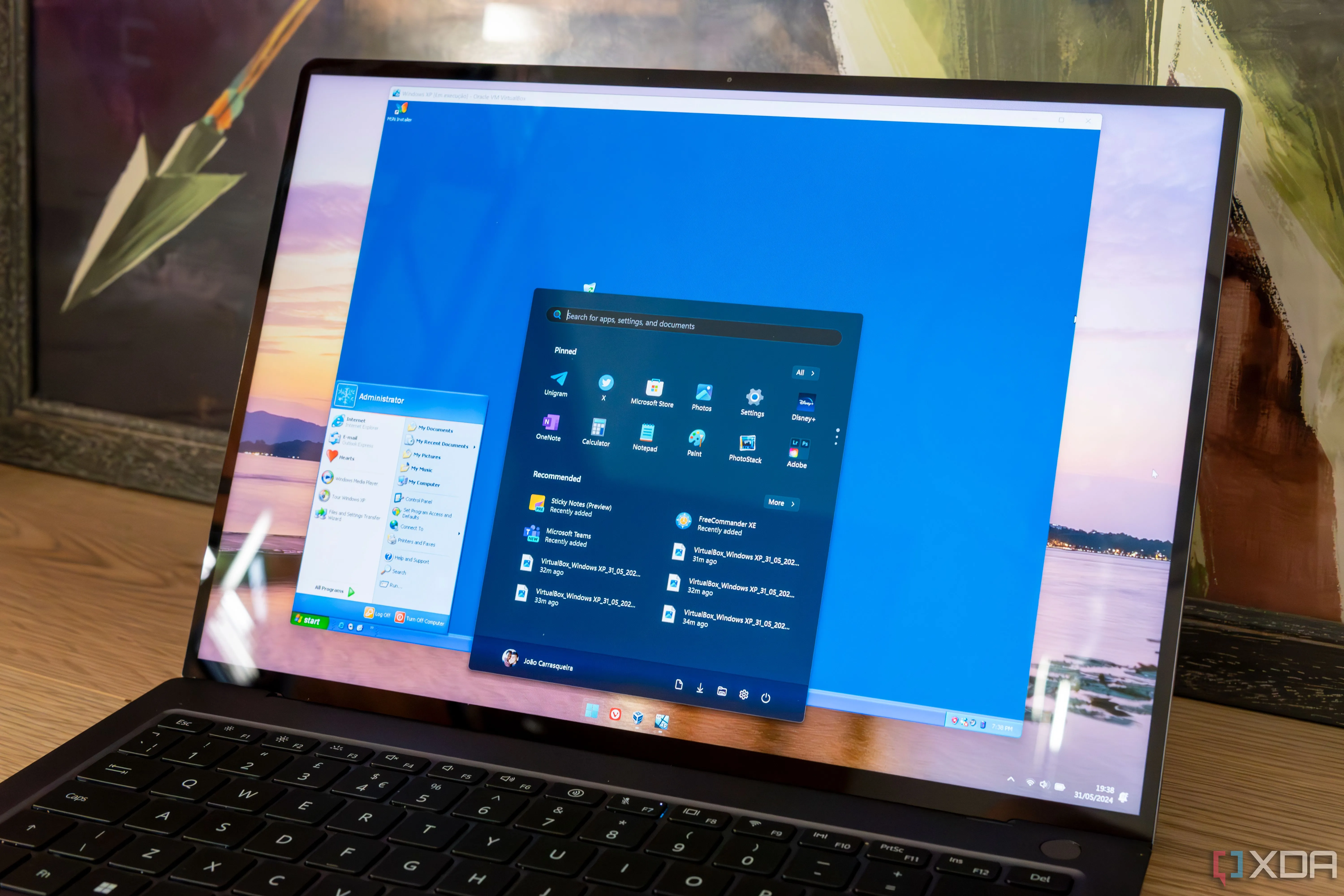 Laptop Windows 11 đang chạy Windows XP trong máy ảo