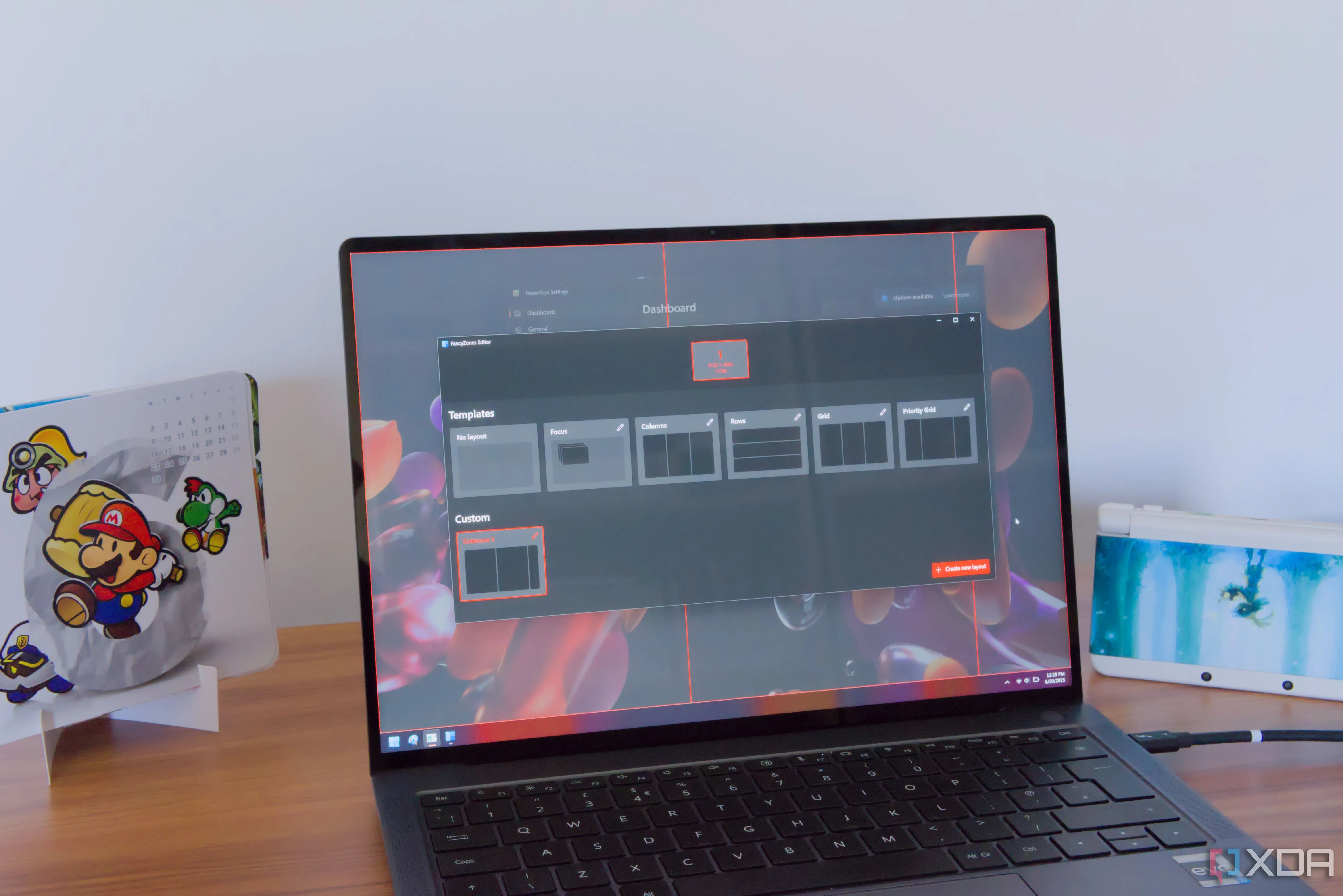 Laptop Windows 11 hiển thị các bố cục sắp xếp cửa sổ phức tạp bằng FancyZones