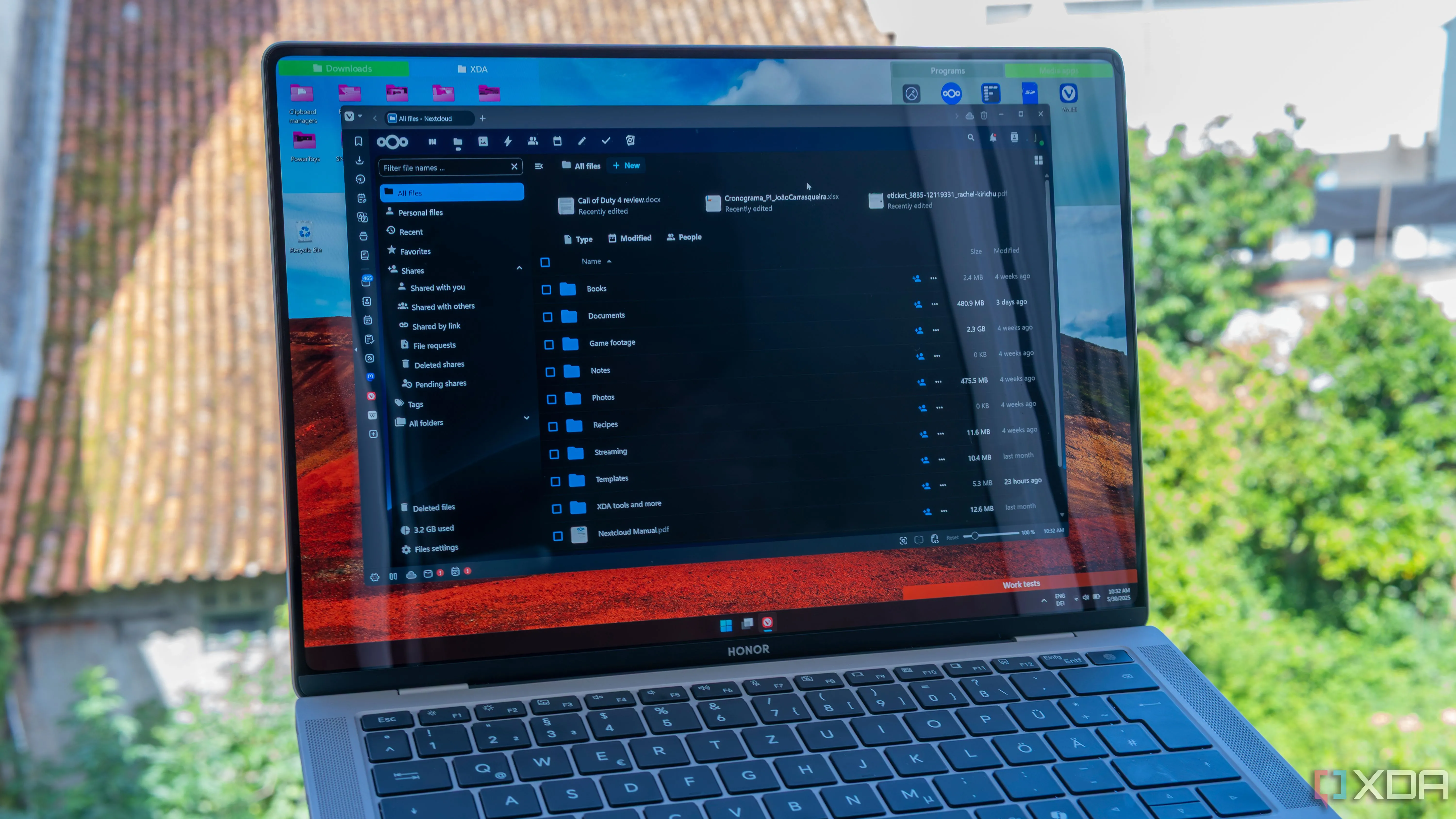 Laptop Windows 11 hiển thị giao diện Nextcloud Web UI, một ví dụ về ứng dụng self-hosted được bảo mật