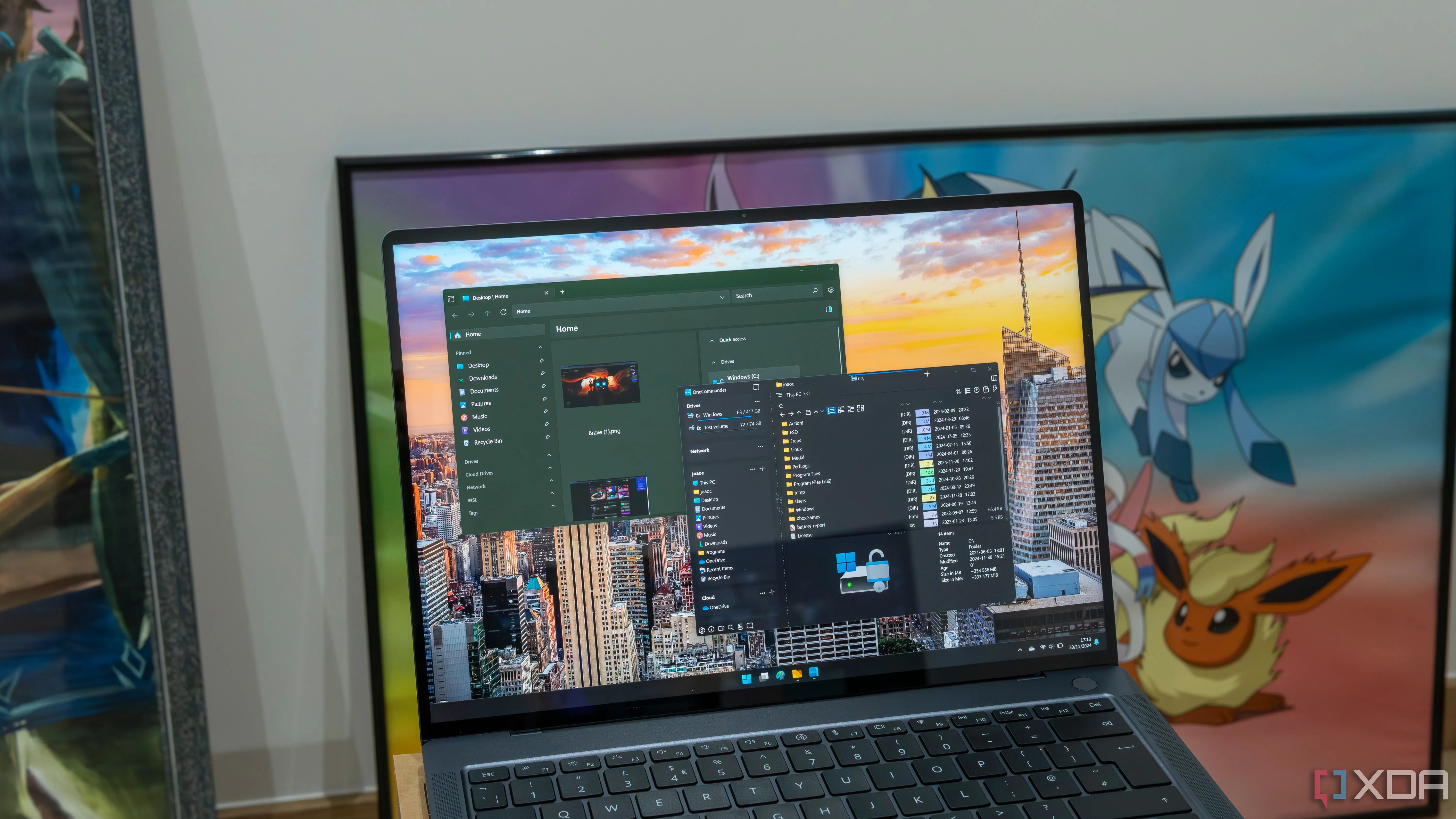 Laptop Windows 11 hiển thị OneCommander và Files app, minh họa các lựa chọn thay thế File Explorer