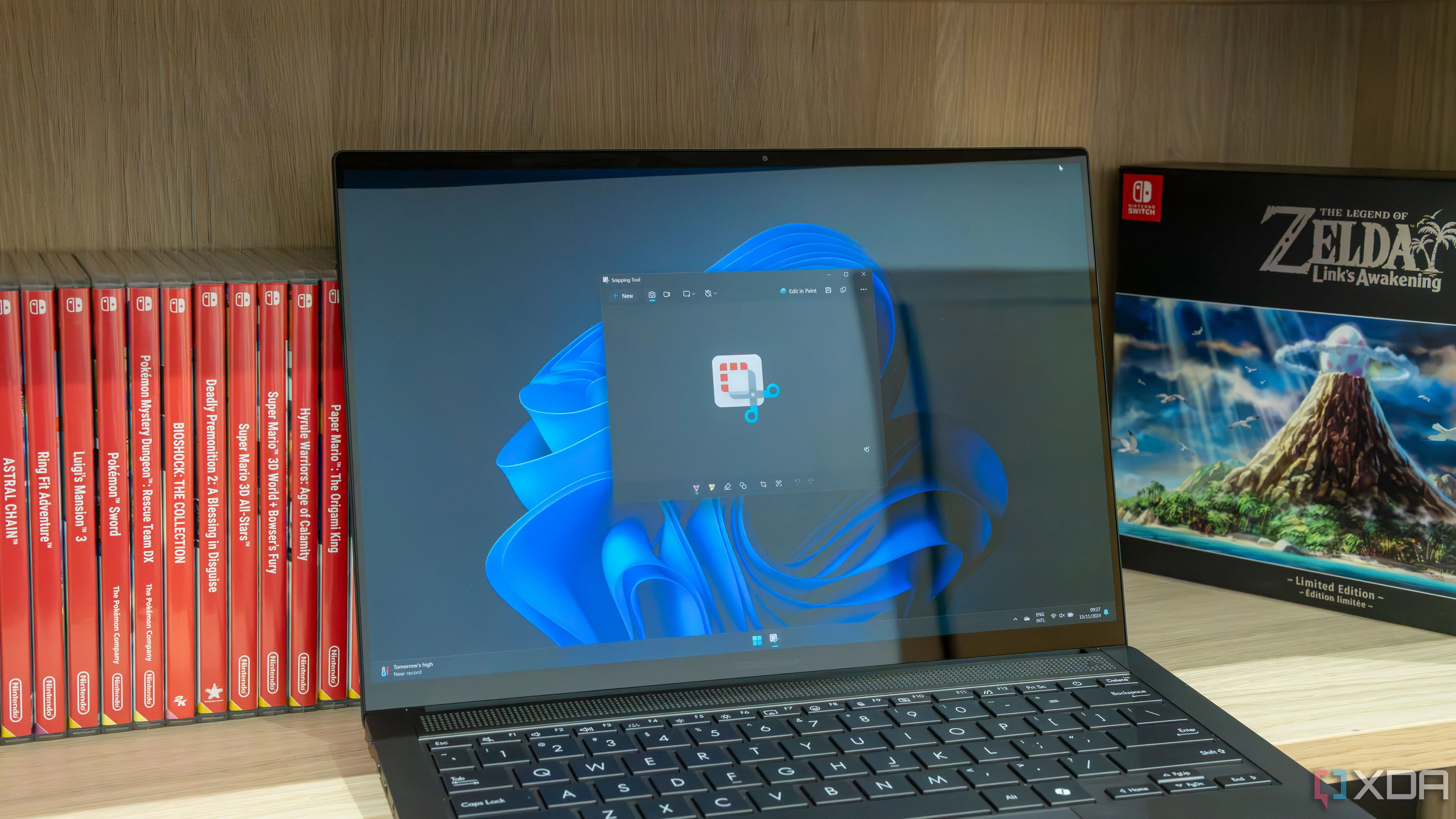 Laptop Windows 11 hiển thị ứng dụng Snipping Tool đang mở
