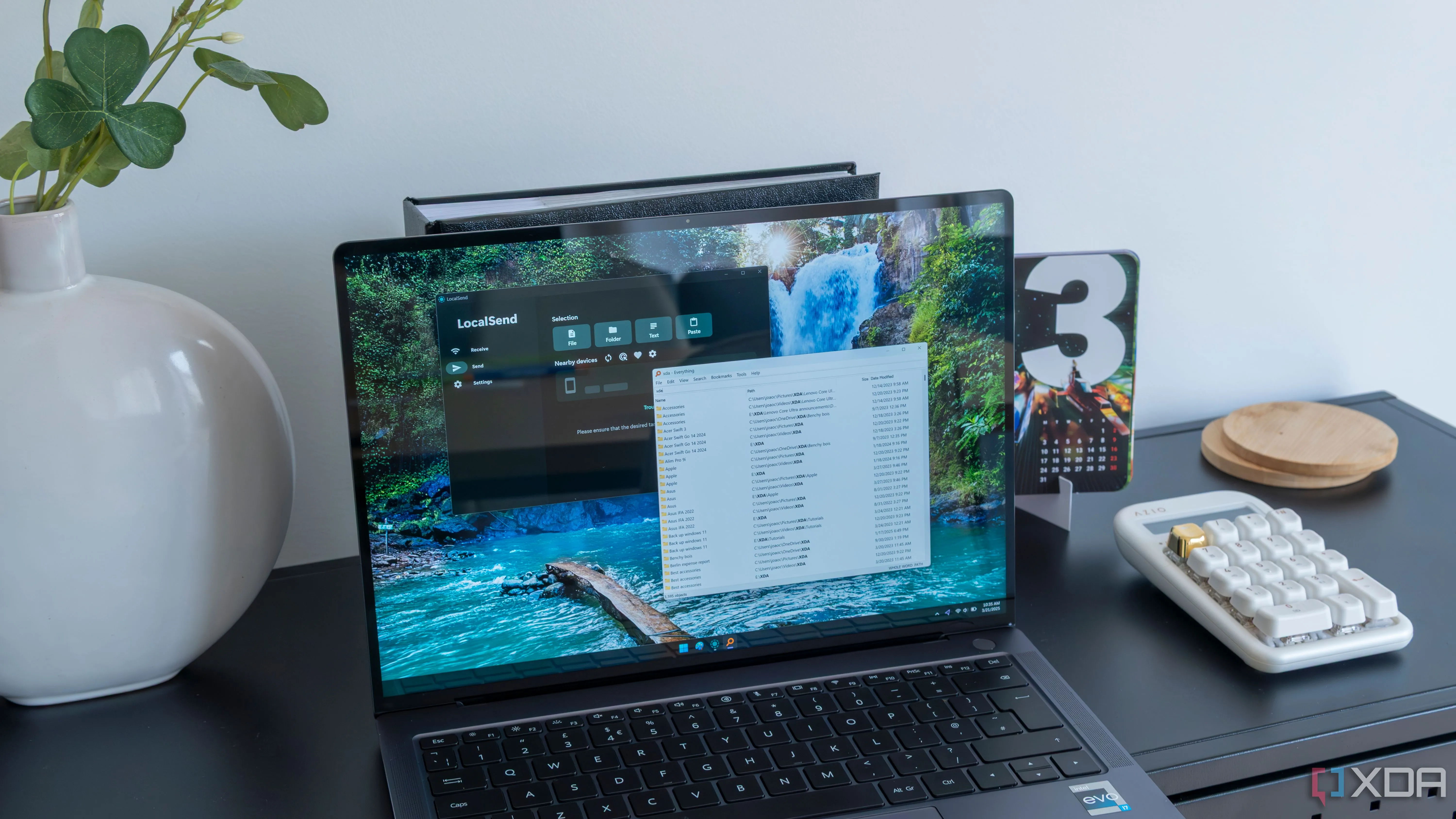 Laptop Windows 11 với các ứng dụng bên thứ ba LocalSend và Everything đang mở, minh họa khả năng thay thế tính năng mặc định.