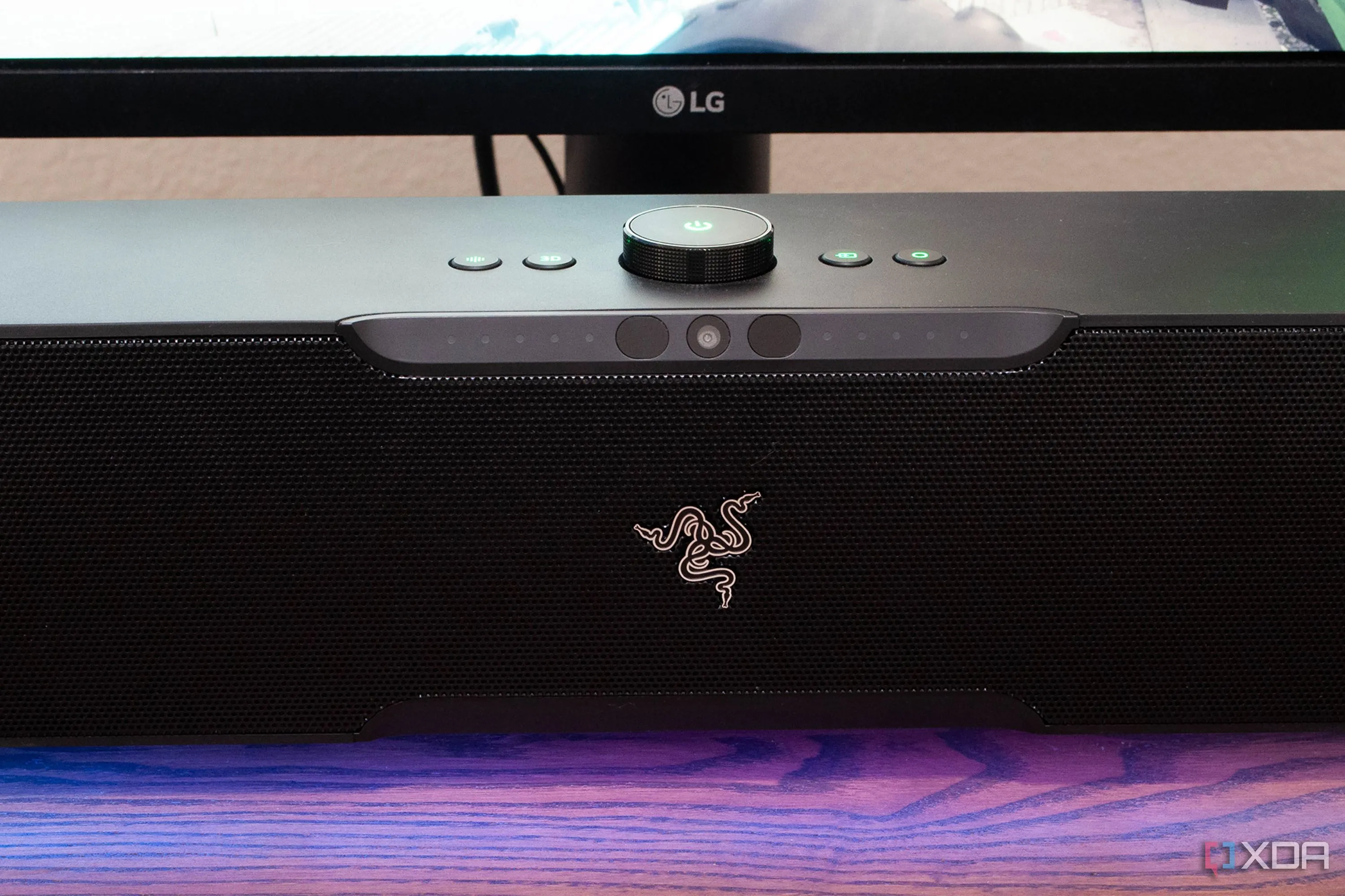 Loa thanh Razer Leviathan V2 Pro tích hợp đèn RGB, thể hiện sự đồng bộ trong hệ sinh thái Razer