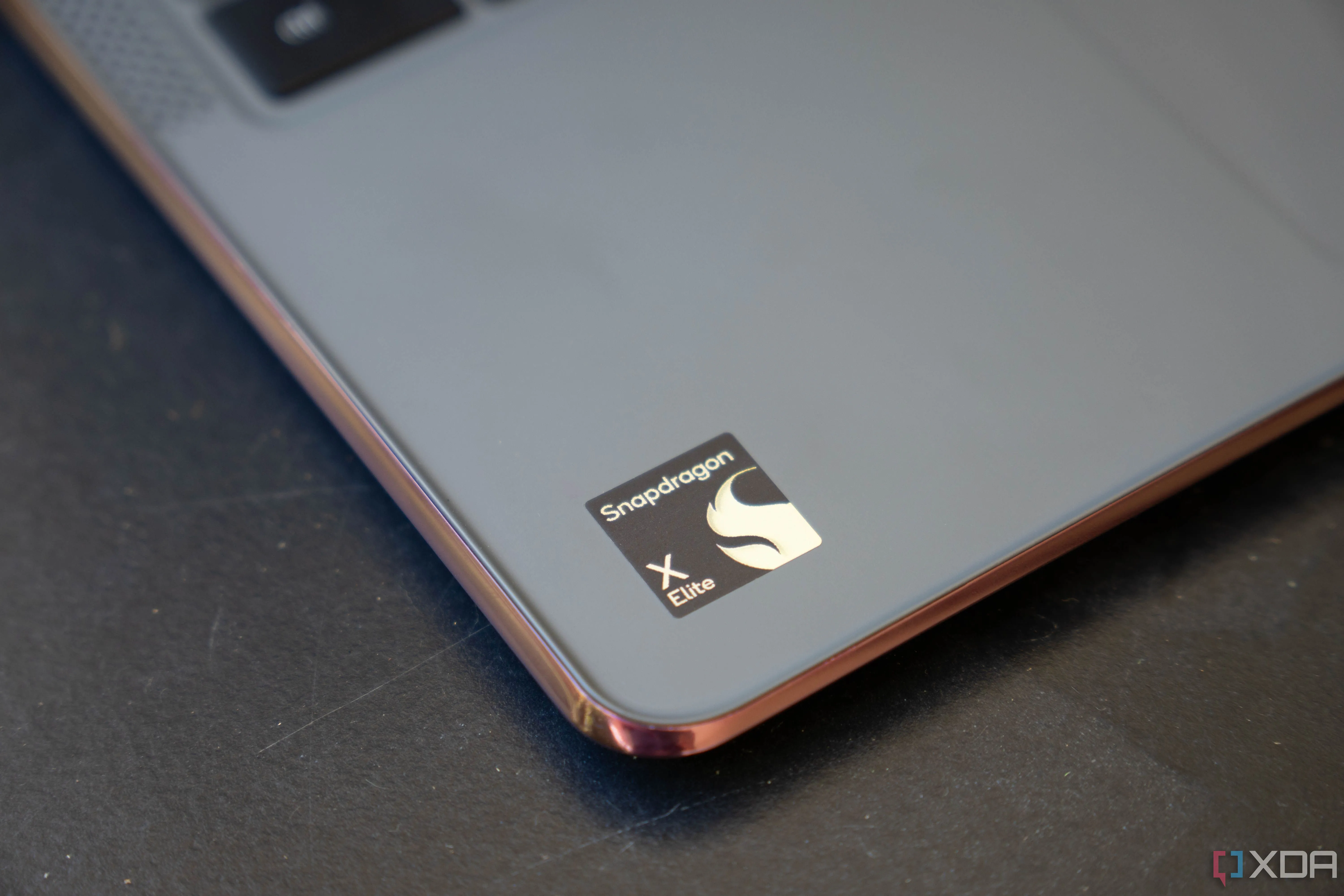 Logo Snapdragon X Elite trên thân laptop, đại diện cho dòng chip Arm mới của Qualcomm