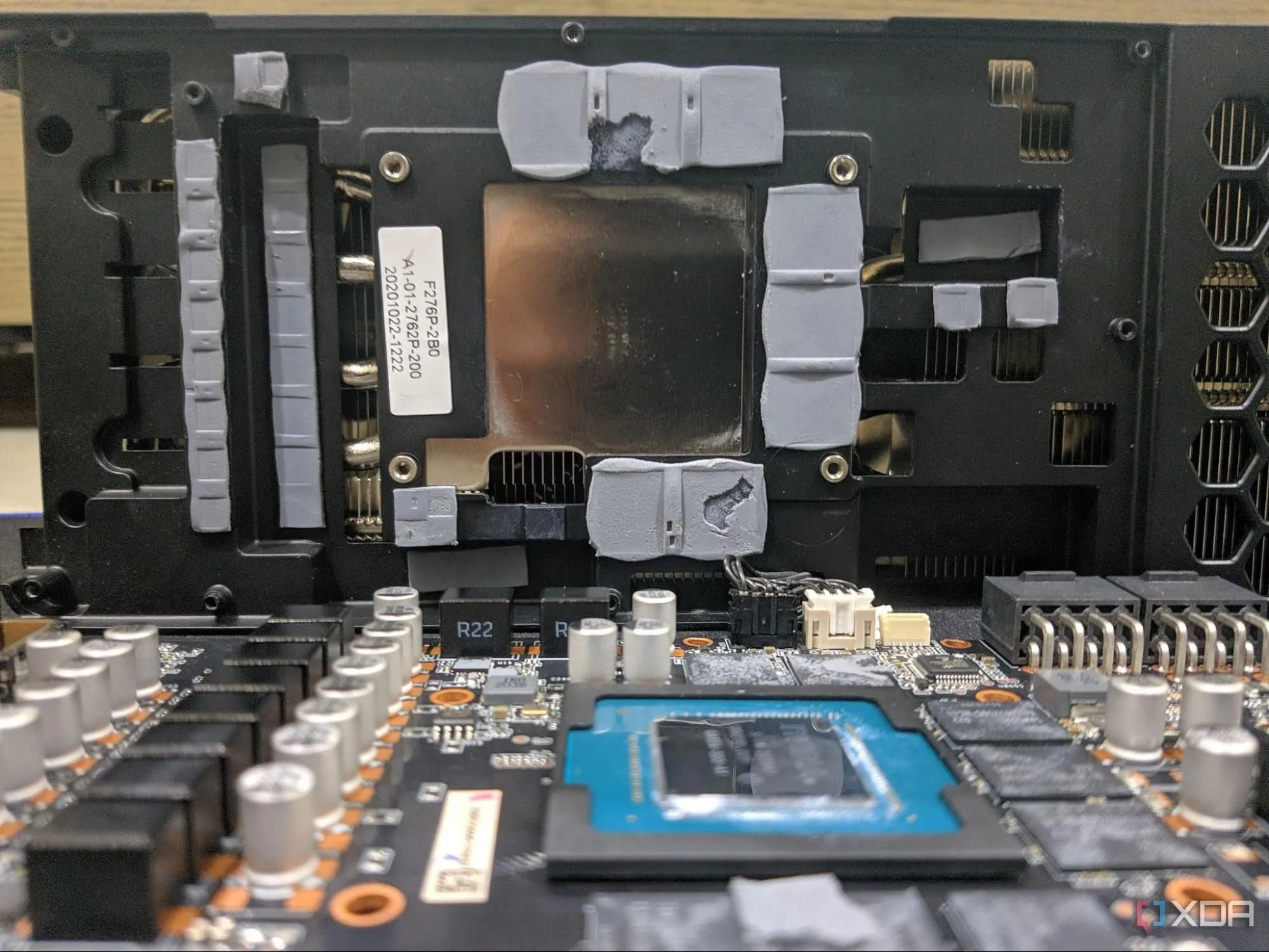 Lõi GPU RTX cùng với các tấm tản nhiệt (thermal pads) và cụm tản nhiệt (heatsink)