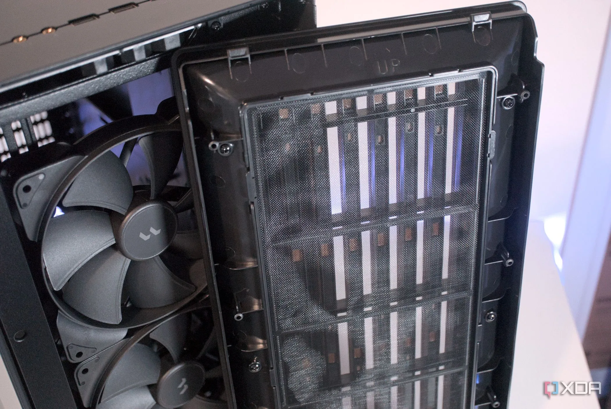 Lưới lọc bụi mặt trước của case Fractal Design North, cho thấy tầm quan trọng của việc vệ sinh để duy trì luồng khí.