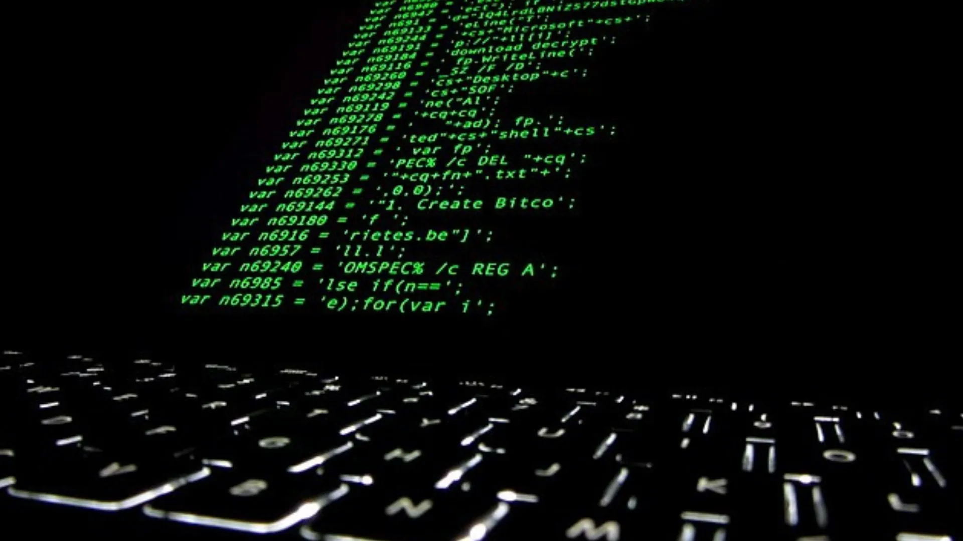 Mã nguồn ransomware hiển thị trên màn hình máy tính