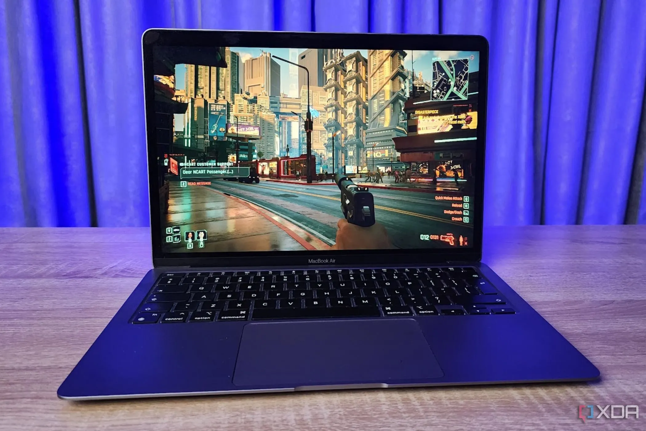 MacBook chạy game Cyberpunk 2077 thông qua Game Porting Kit và Rosetta 2, chứng minh khả năng chơi game trên cấu hình không chuyên