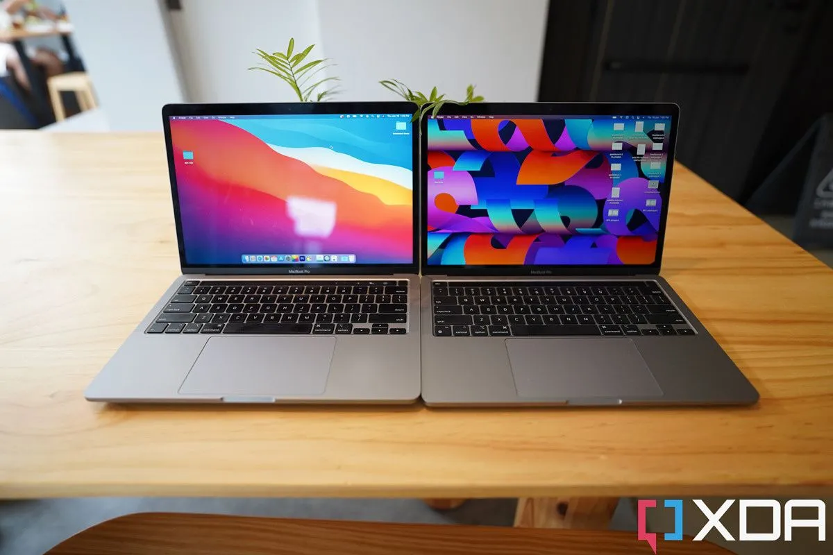 MacBook Pro 13 inch 2020 dùng chip Intel và MacBook Pro 13 inch 2022 dùng chip M2 của Apple Silicon