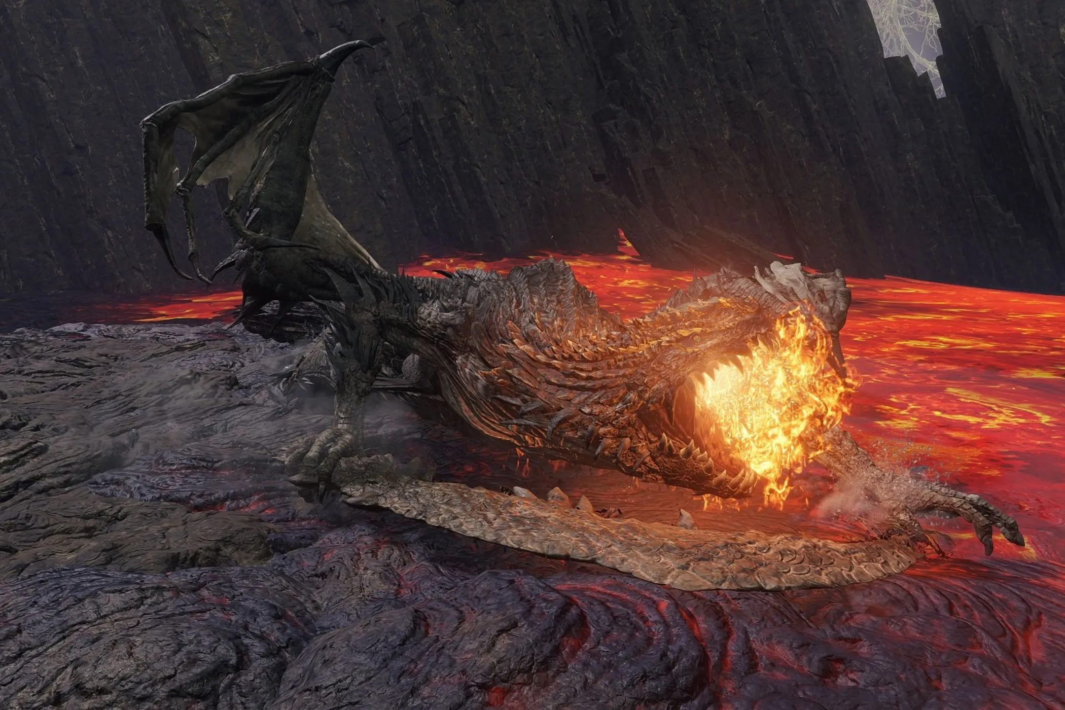 Magma Wyrm đang bò trong dung nham, thể hiện sự nguy hiểm của boss trong Elden Ring