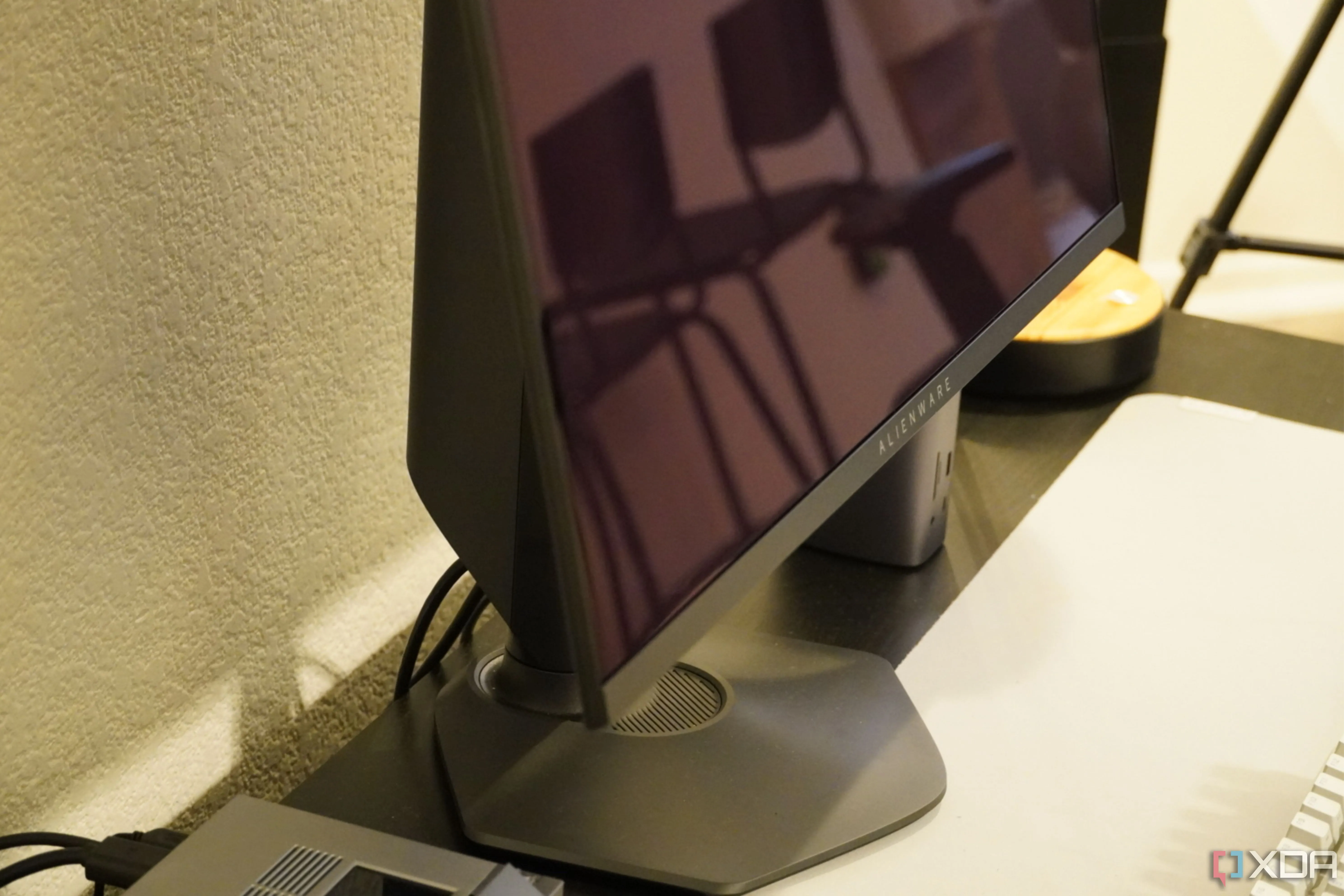 Màn hình Alienware QD-OLED 27 với lớp phủ chống phản chiếu