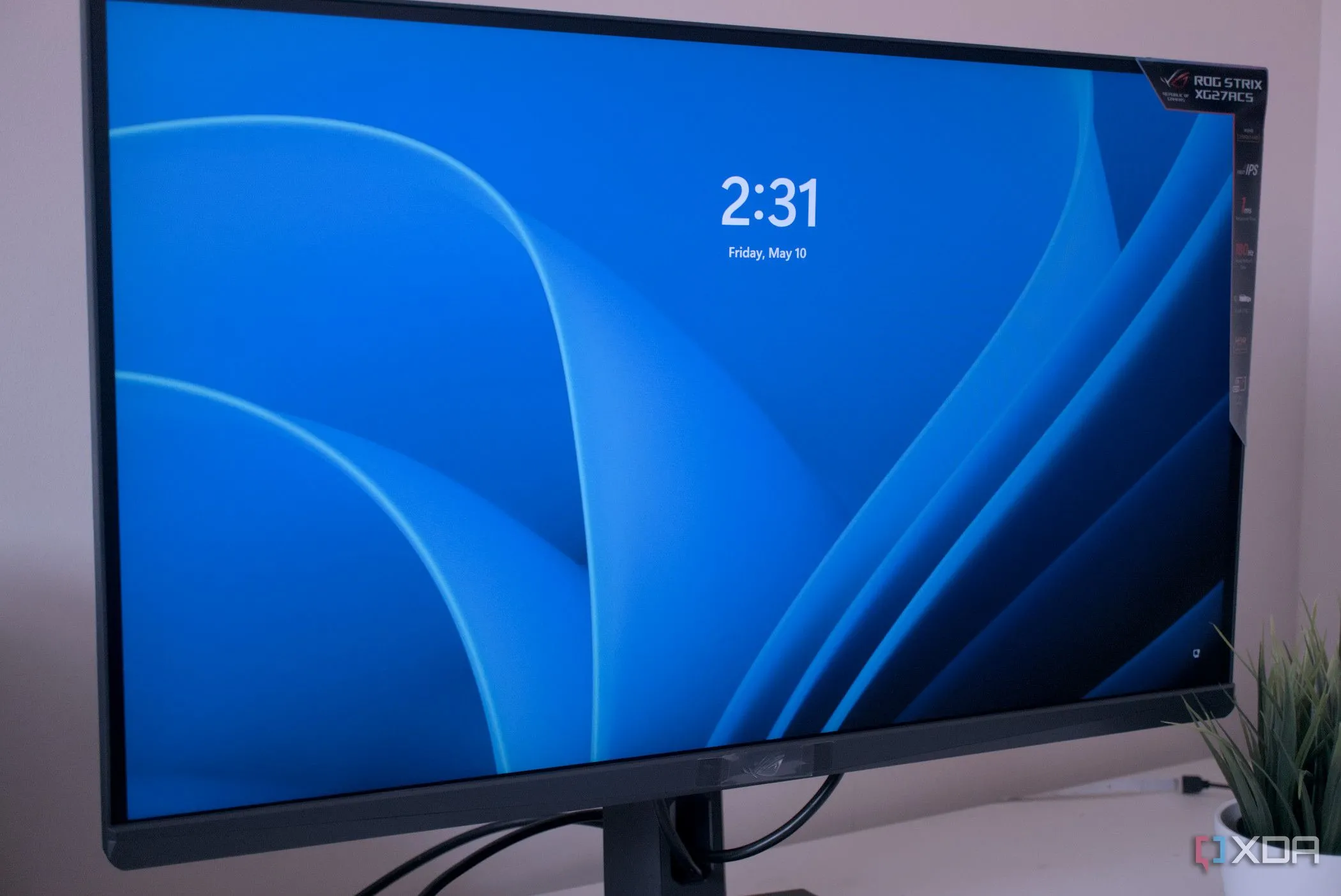 Màn hình Asus ROG Strix XG27ACS hiển thị màn hình đăng nhập Windows, minh họa màn hình 1440p