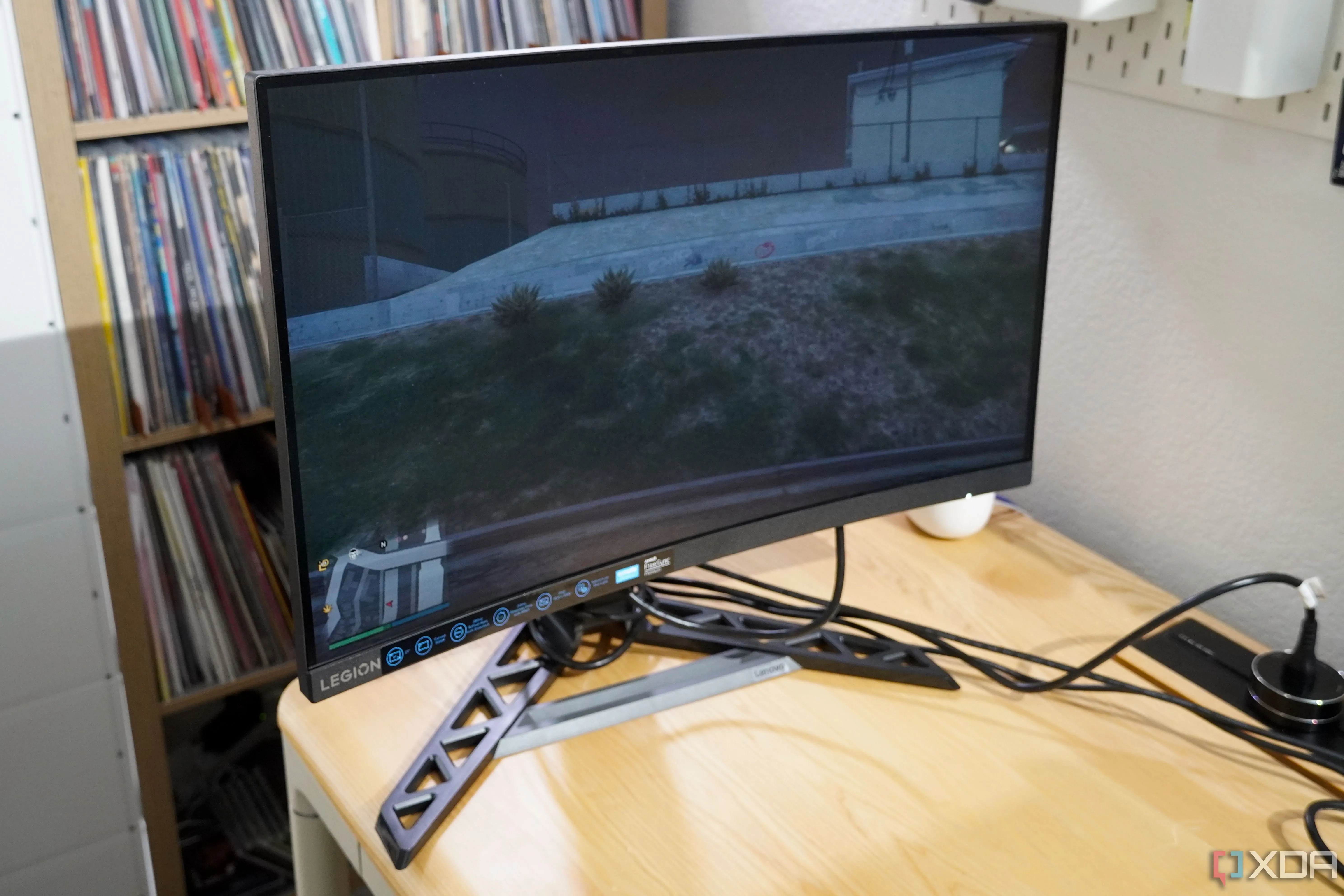 Màn hình cong Lenovo Legion đặt trên bàn làm việc