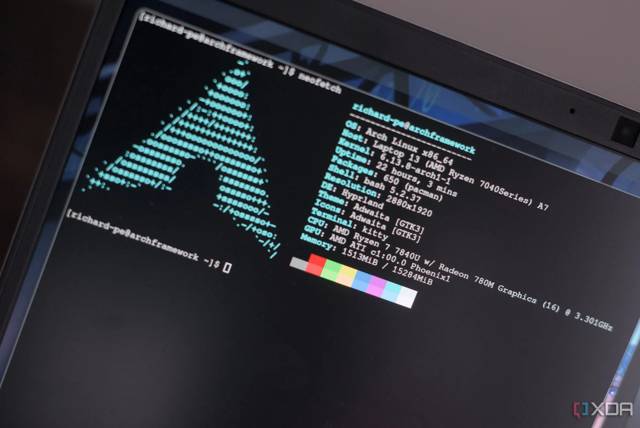 Màn hình desktop Hyprland của Arch Linux trên laptop Framework AMD