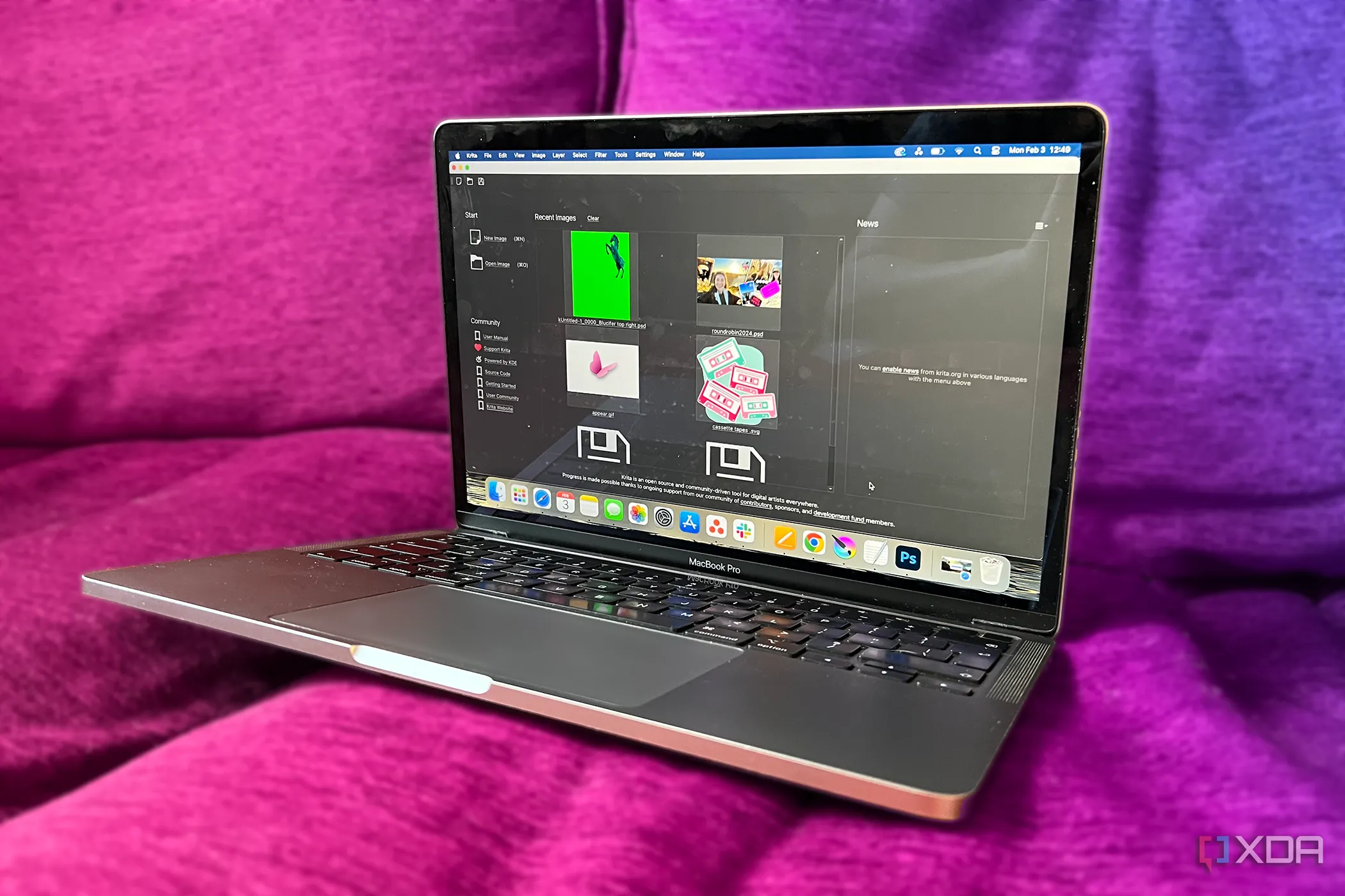 Màn hình giao diện Krita trên MacBook đặt trên ghế sofa với tông màu XDA