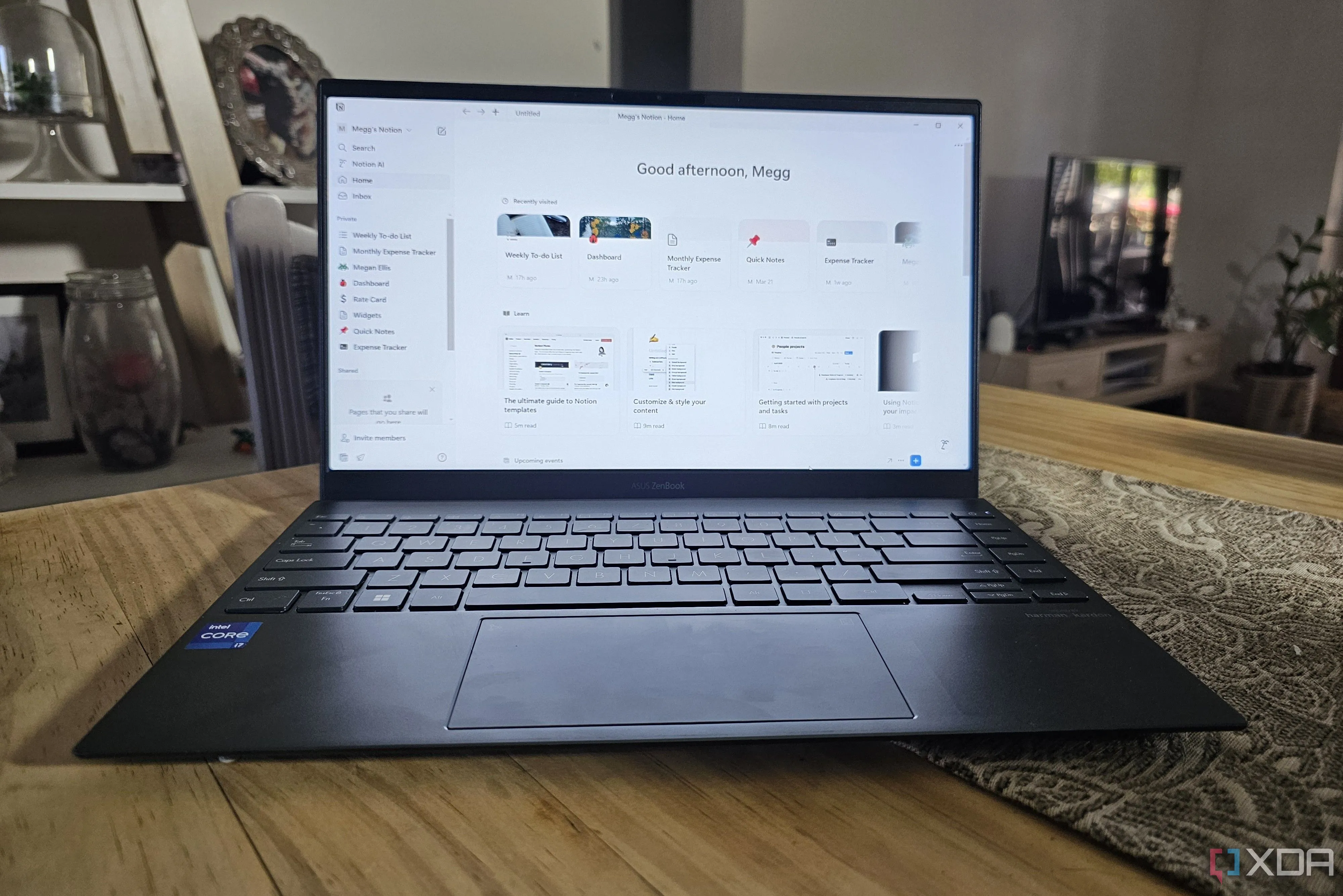 Màn hình laptop hiển thị Notion với giao diện sạch sẽ, chuyên nghiệp
