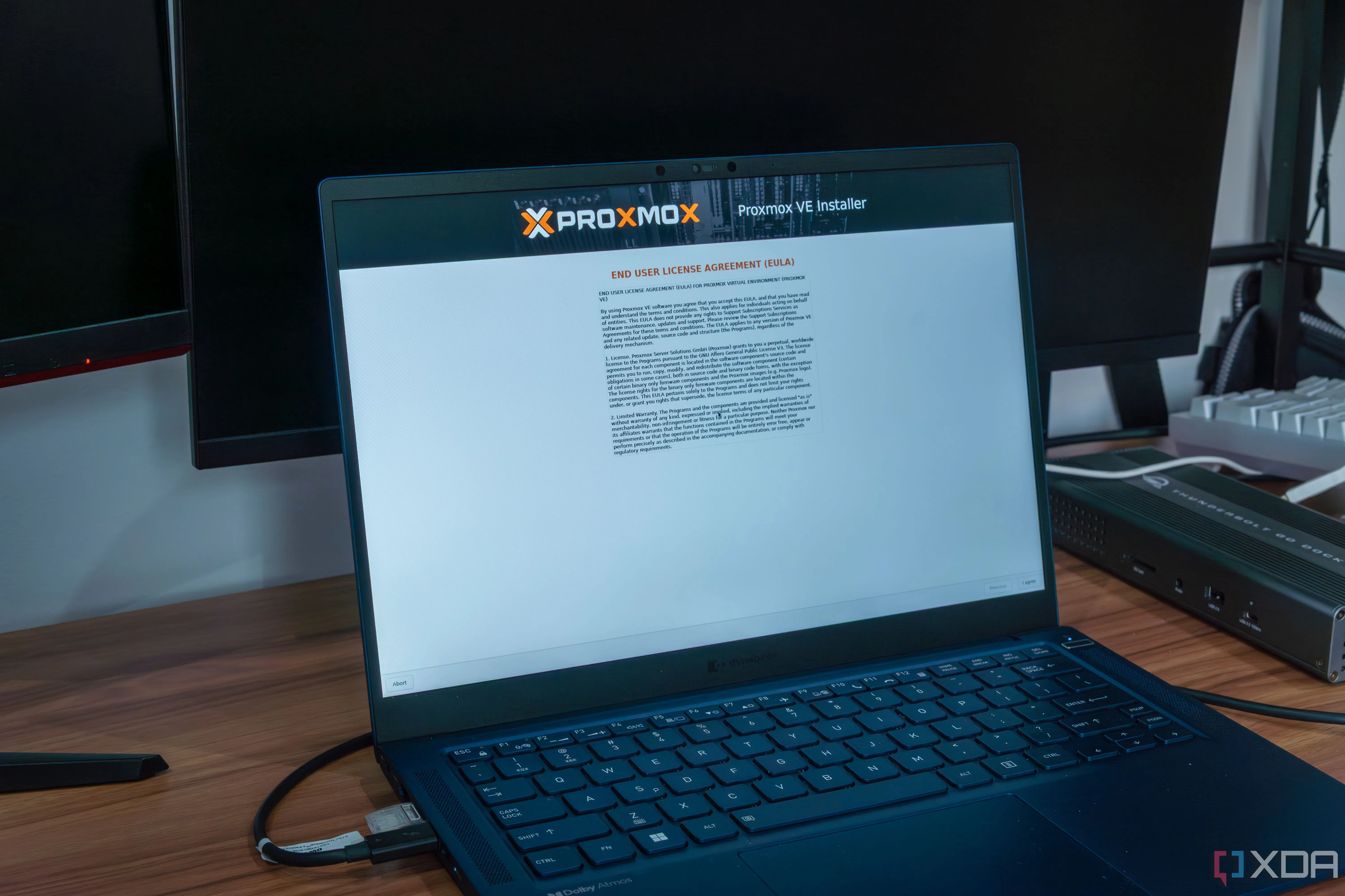 Màn hình laptop hiển thị quá trình cài đặt Proxmox