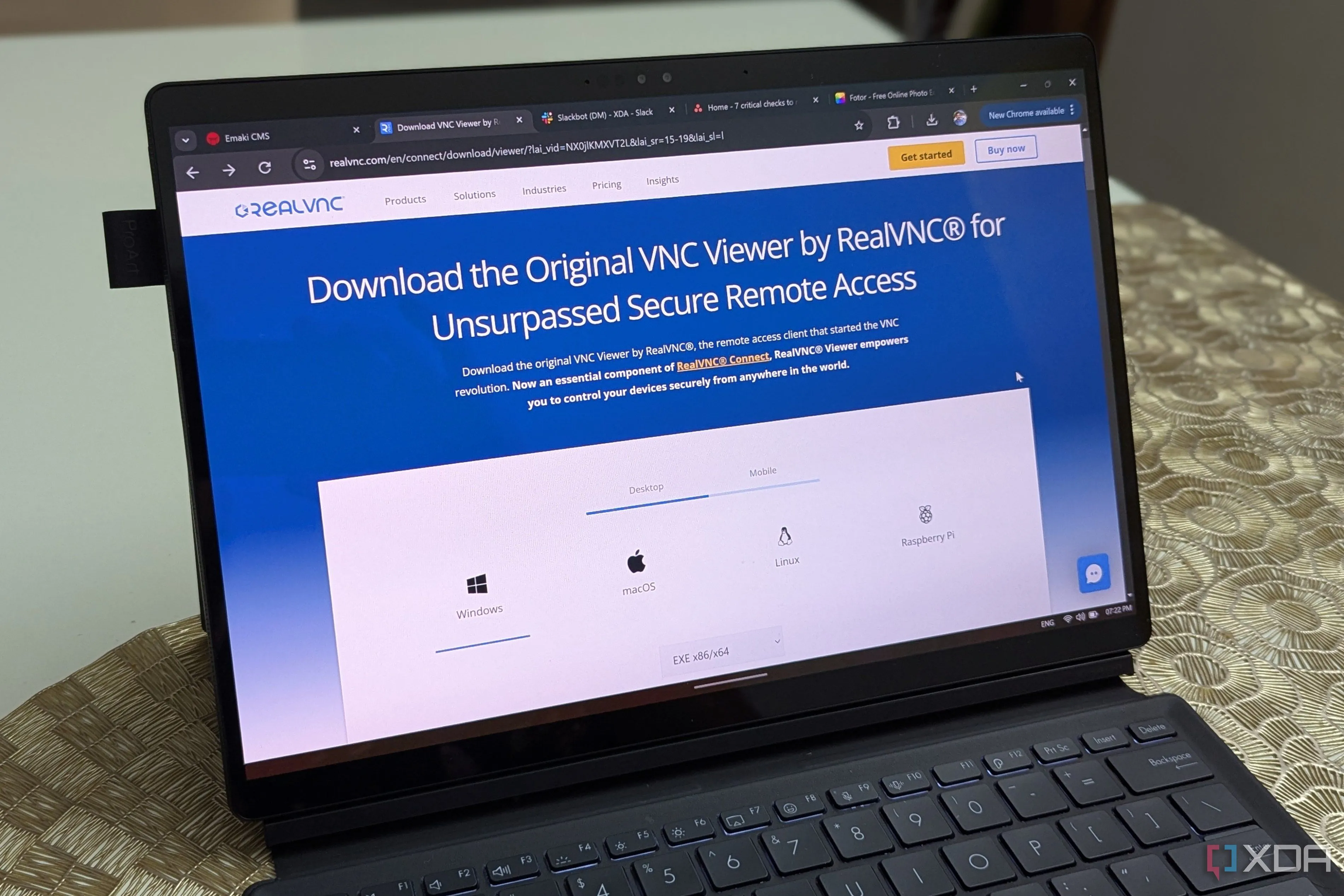 Màn hình laptop hiển thị trang web chính thức của VNC Viewer