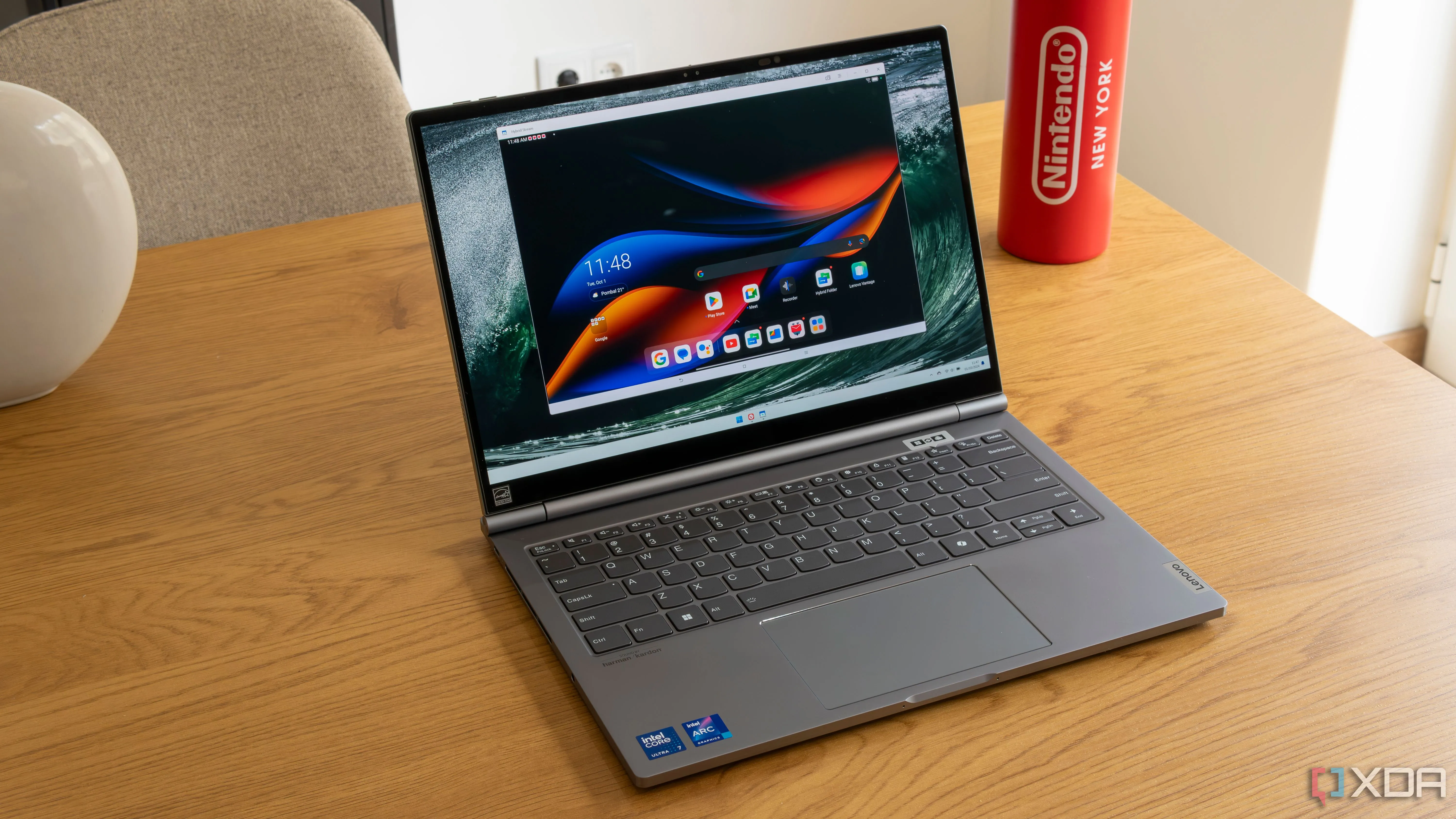 Màn hình laptop Lenovo ThinkBook Plus Gen 5 Hybrid hiển thị desktop Windows 11 với nhiều ứng dụng, minh họa việc giữ hệ thống gọn gàng khi dùng web app.