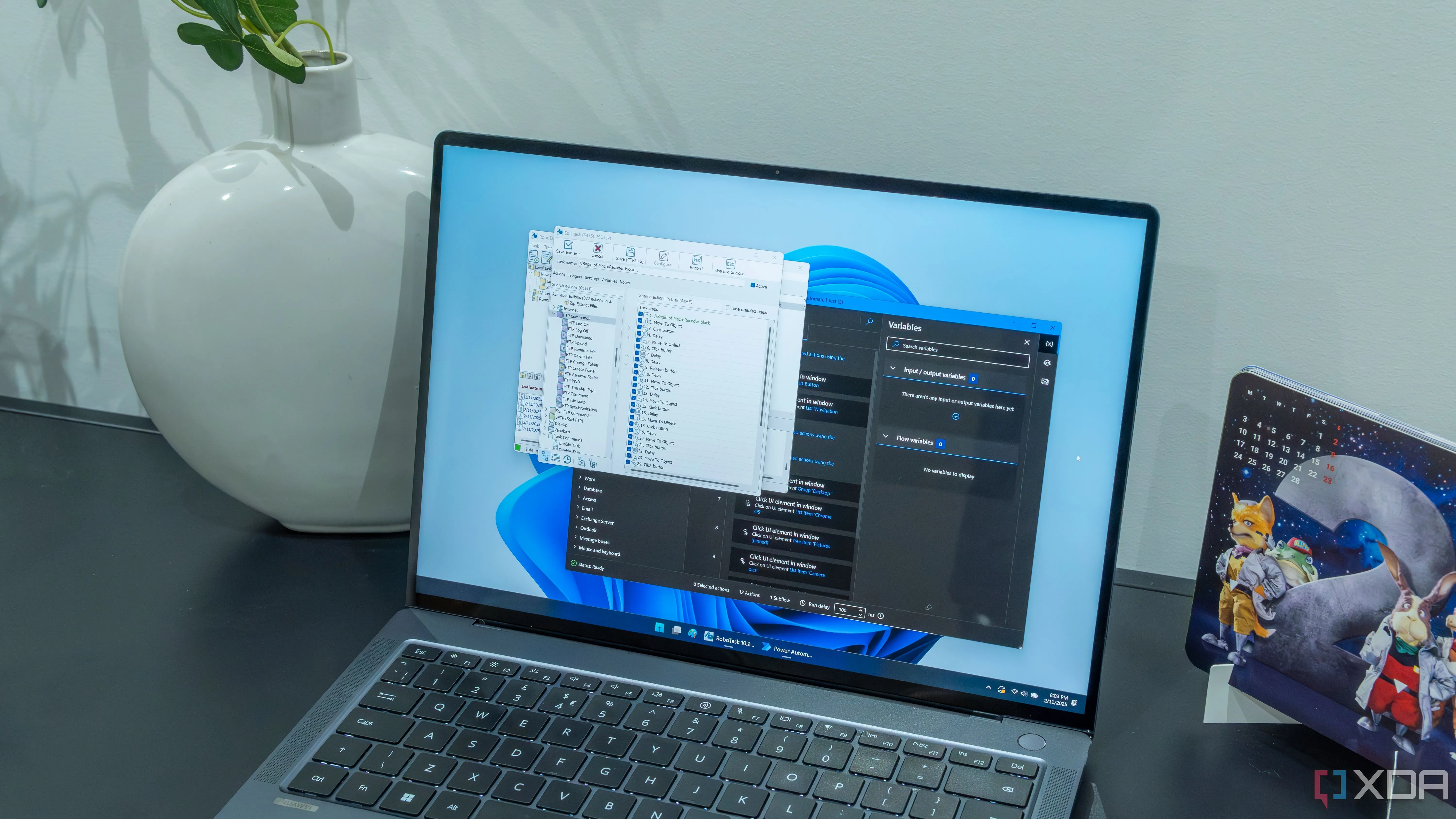 Màn hình laptop Windows 11 hiển thị các công cụ tự động hóa như RoboTask và Power Automate