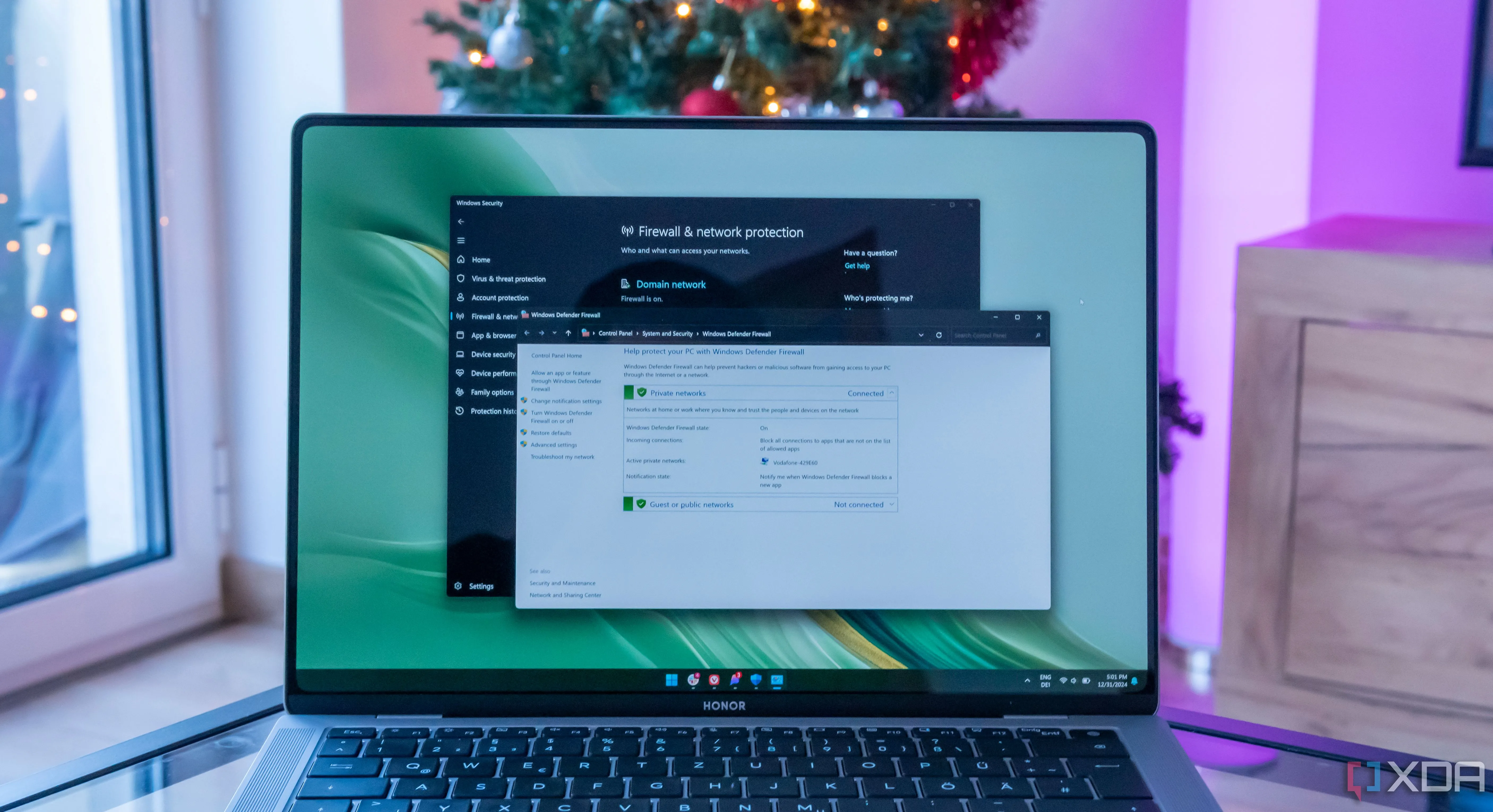 Màn hình laptop Windows 11 hiển thị cài đặt tường lửa