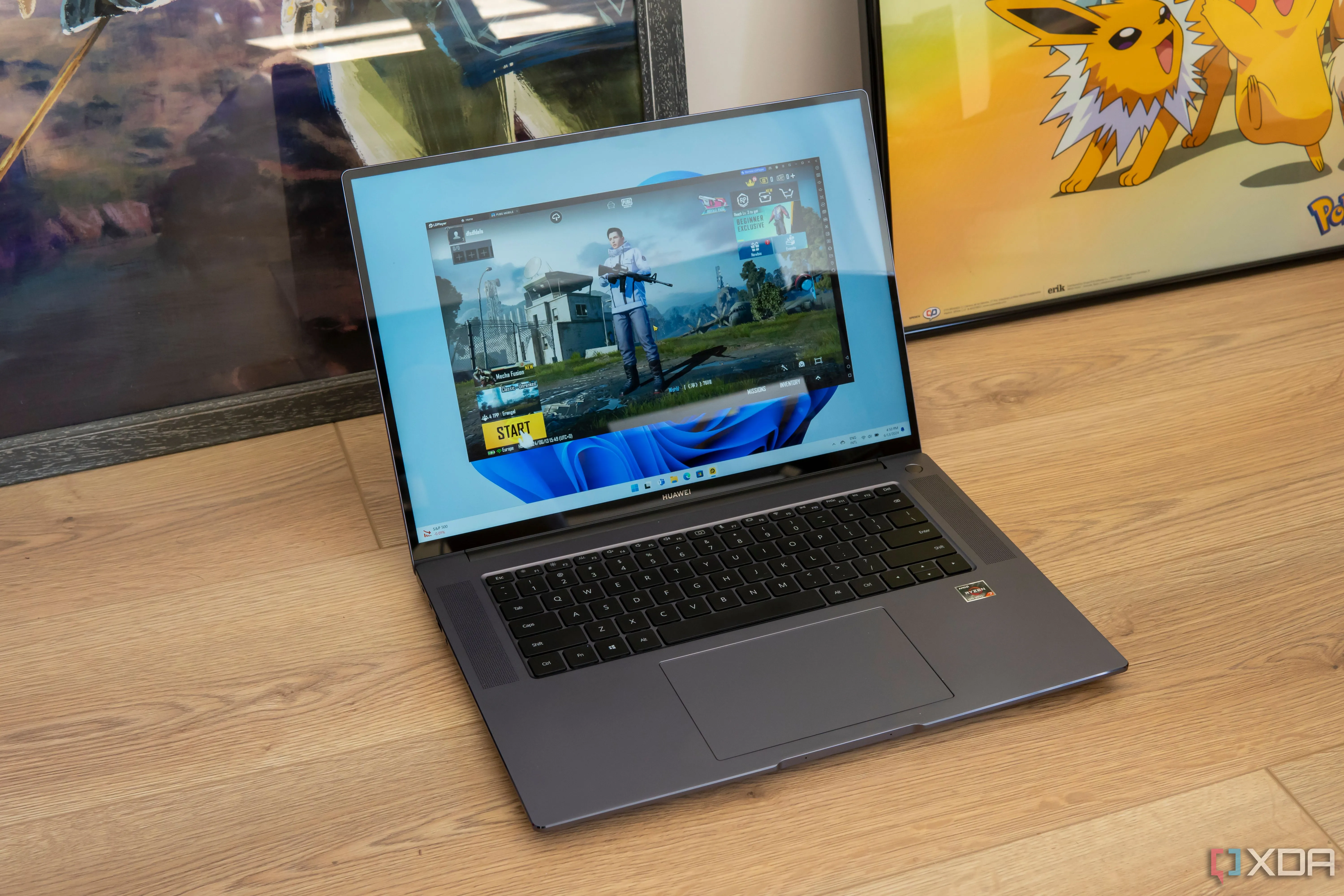 Màn hình laptop Windows đang chạy trình giả lập Android, hiển thị ứng dụng di động trên máy tính.