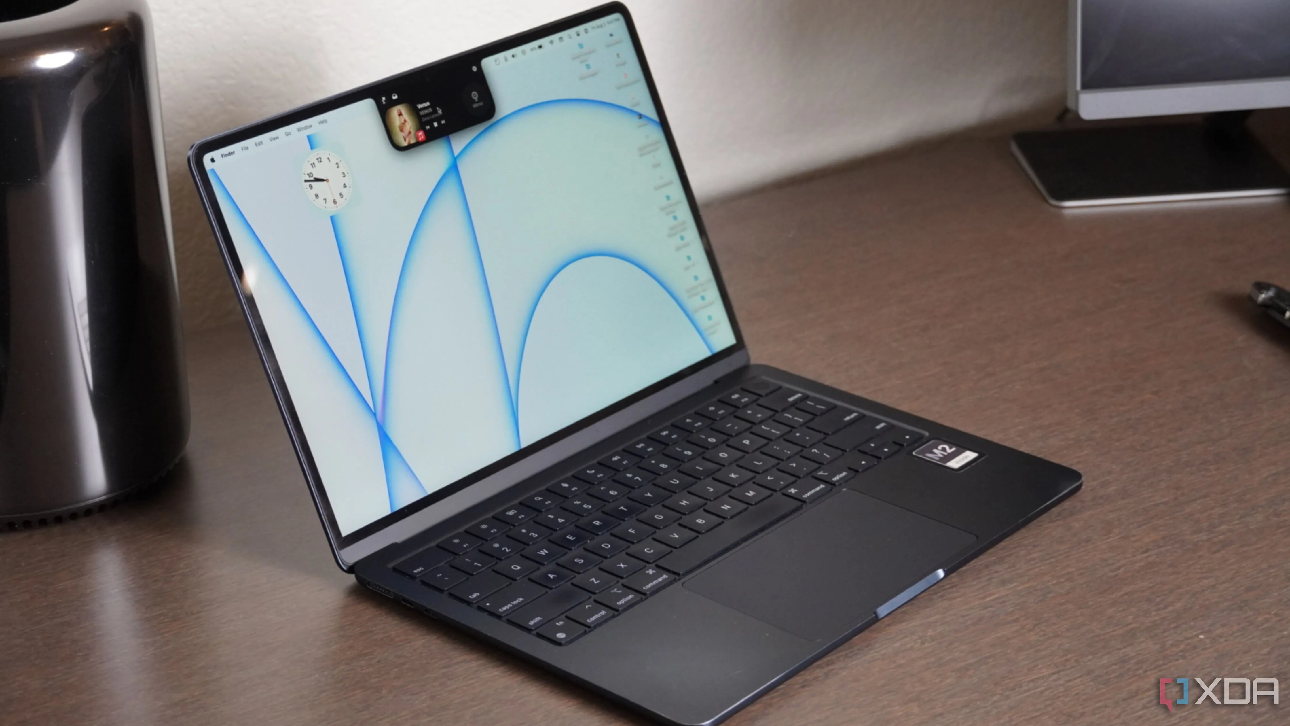 Màn hình MacBook Air hiển thị ứng dụng NotchNook, minh họa nguy cơ phần mềm độc hại có thể khai thác các lỗ hổng mạng để tấn công thiết bị.