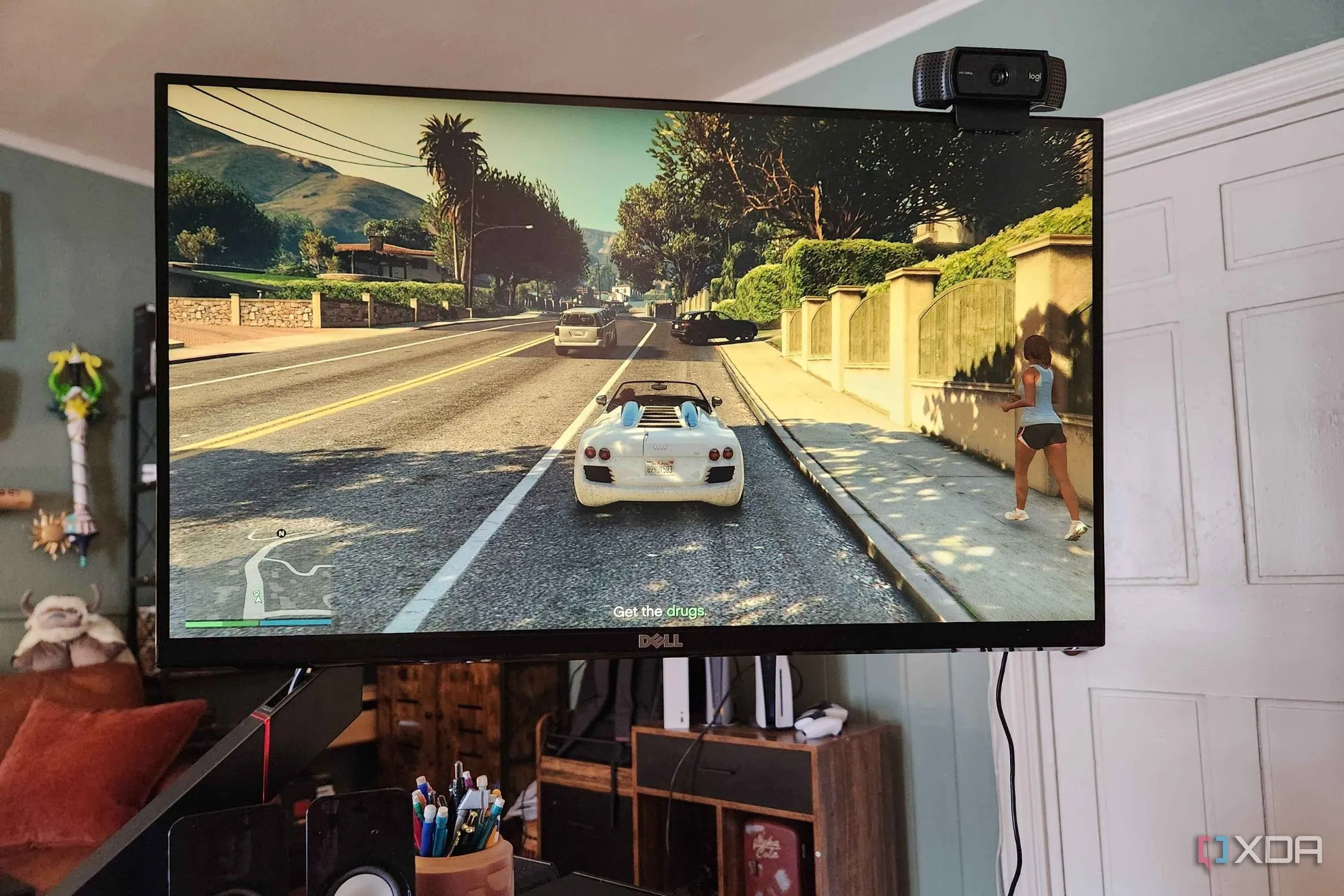 Màn hình máy tính hiển thị cảnh chơi GTA V trong môi trường văn phòng, minh họa sự thống trị của tựa game này