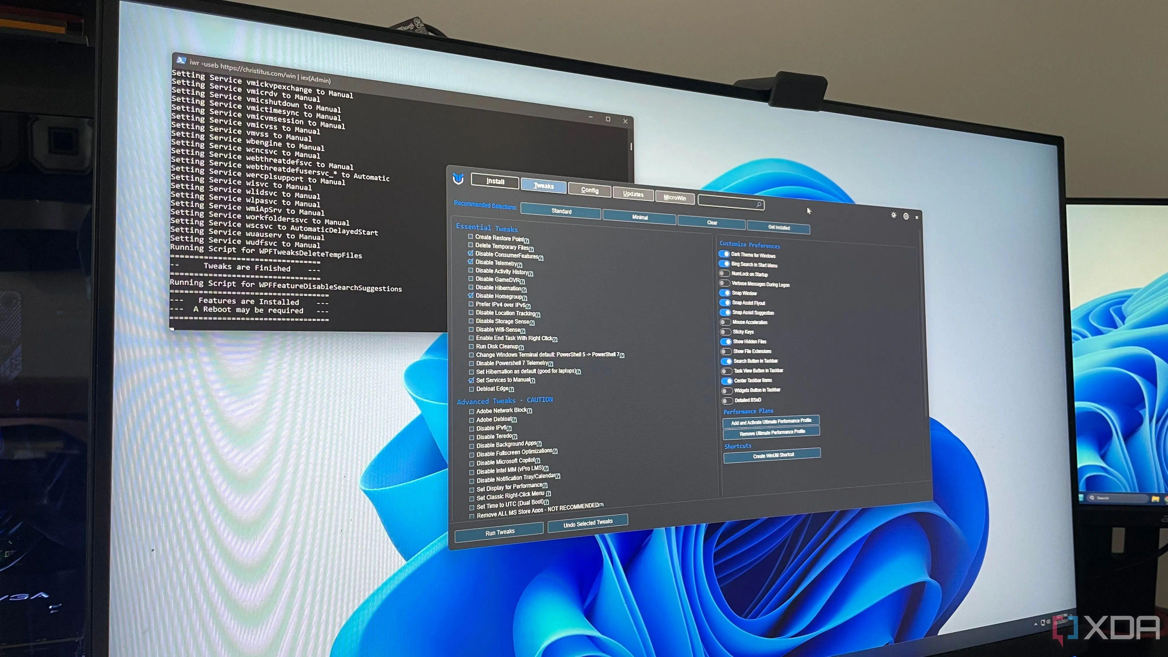 Màn hình máy tính hiển thị một tiện ích Windows cùng cửa sổ PowerShell