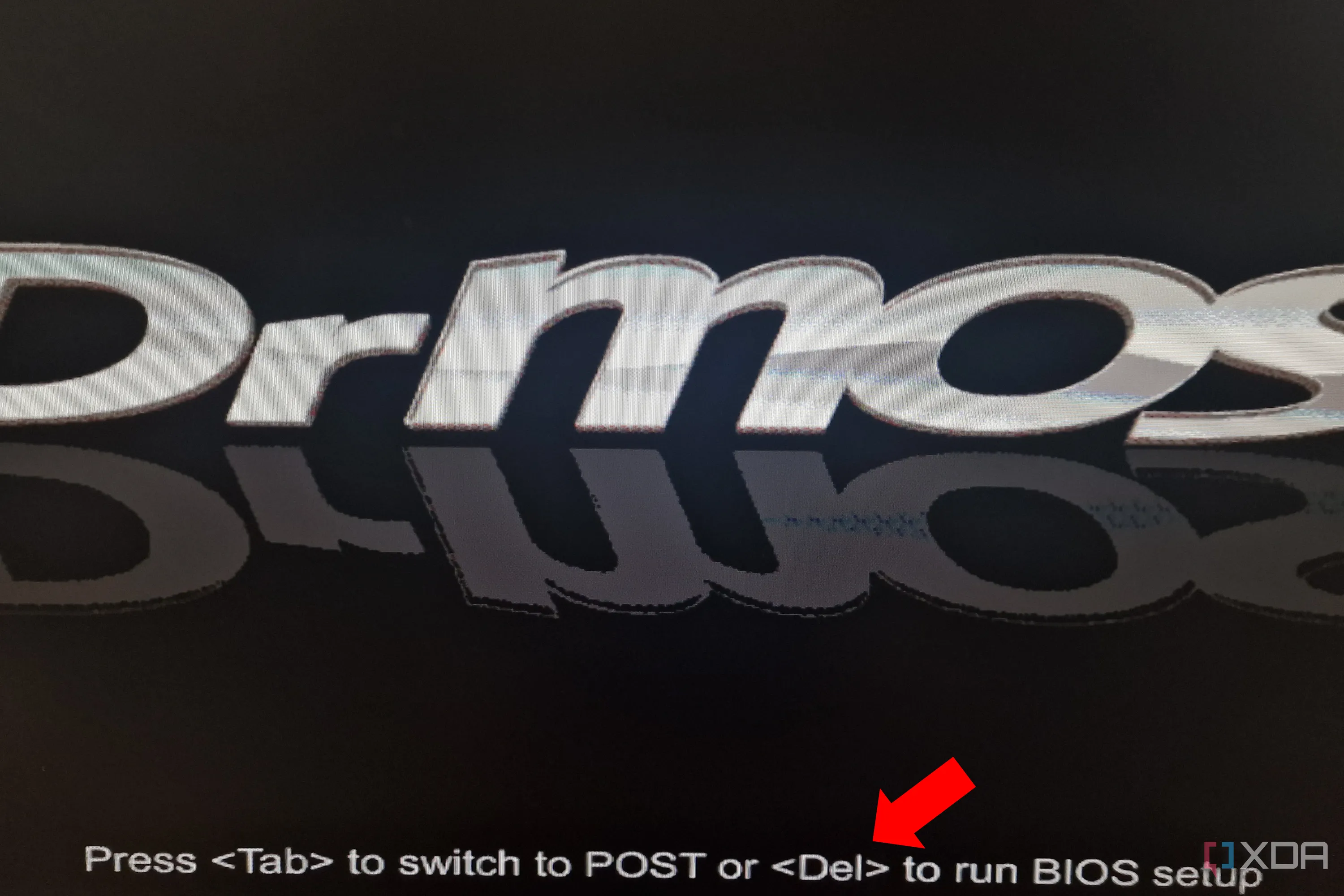 Màn hình máy tính hiển thị văn bản BIOS boot khi khởi động