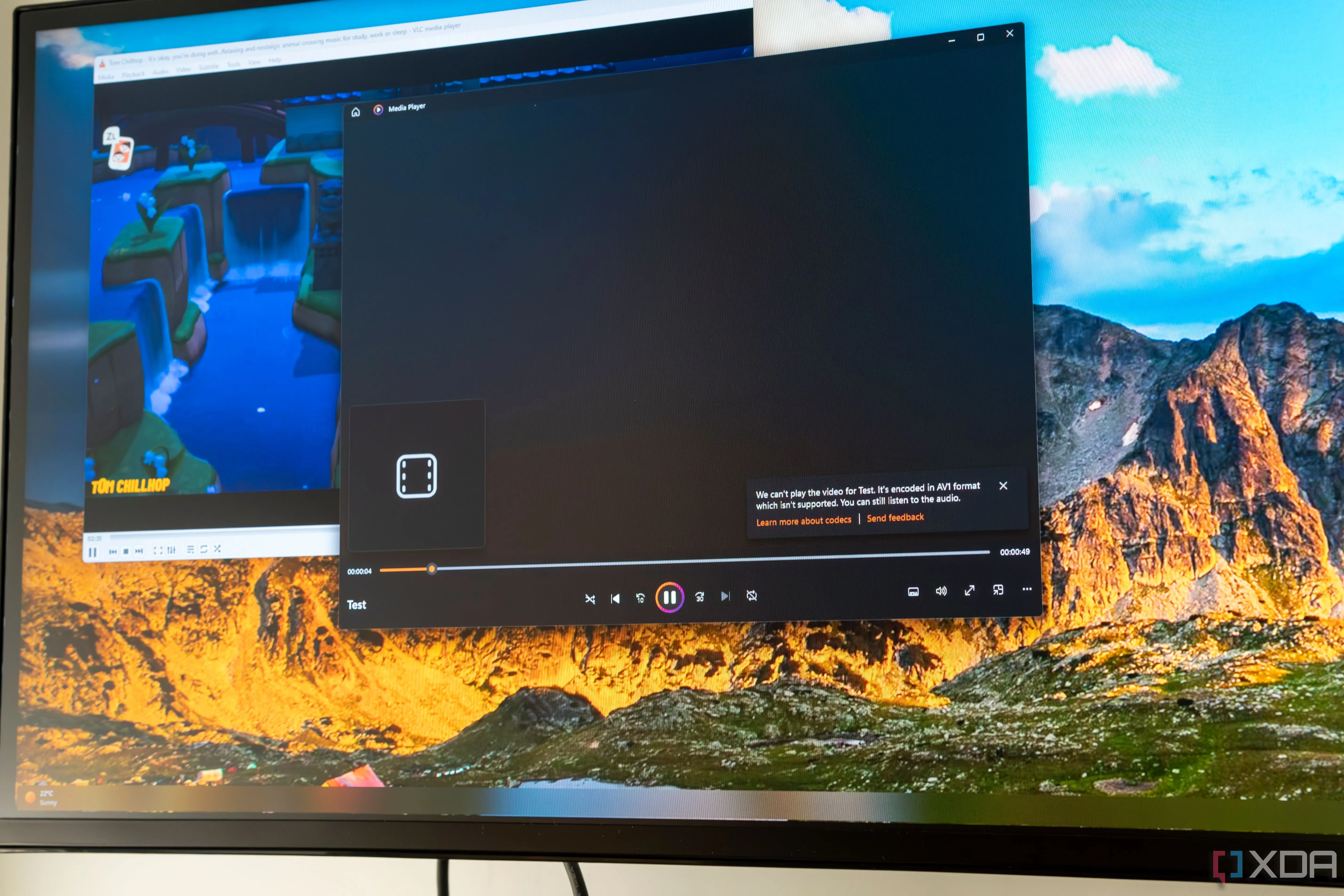 Màn hình máy tính hiển thị Windows Media Player không phát được video trong khi VLC phát trực tuyến
