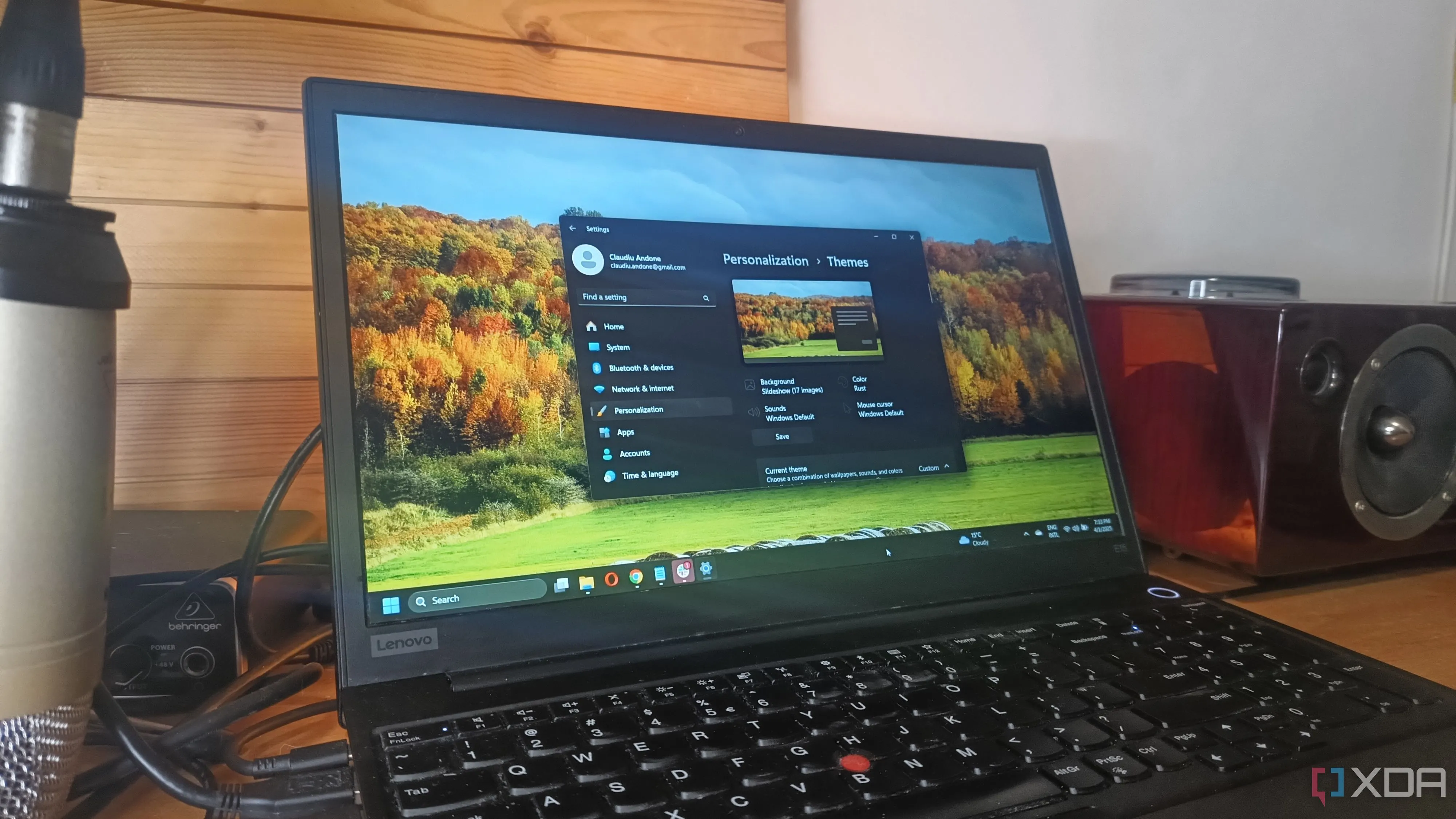 Màn hình máy tính xách tay hiển thị giao diện cá nhân hóa của Windows 11, minh họa trải nghiệm nâng cấp lên hệ điều hành mới.