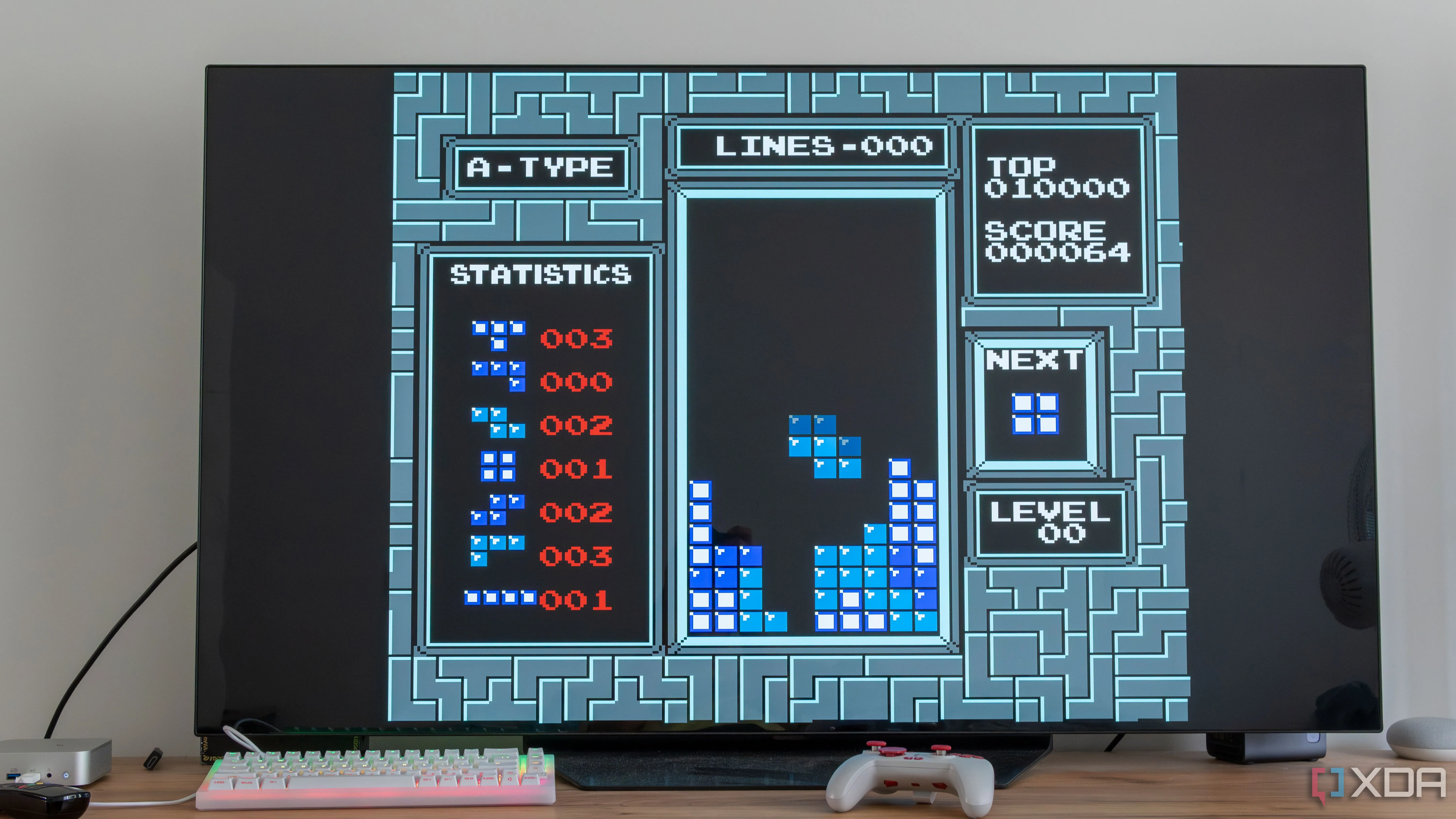 Màn hình TV hiển thị trò chơi Tetris trên NES đang chạy trong EmulationStation
