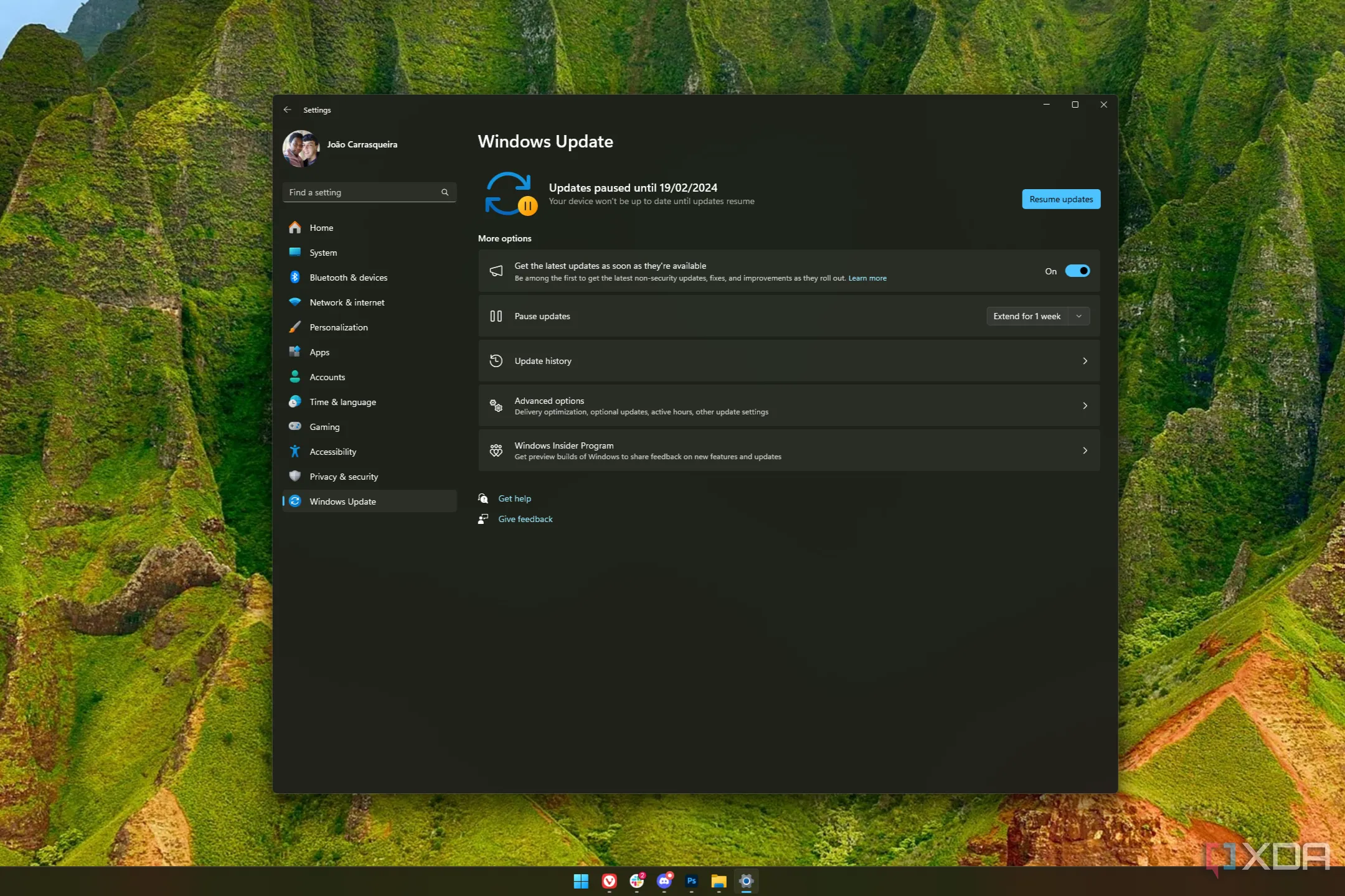 Màn hình Windows Update trên Windows 11 hiển thị thông báo tạm dừng cập nhật, liên quan đến lỗi tương thích phần mềm