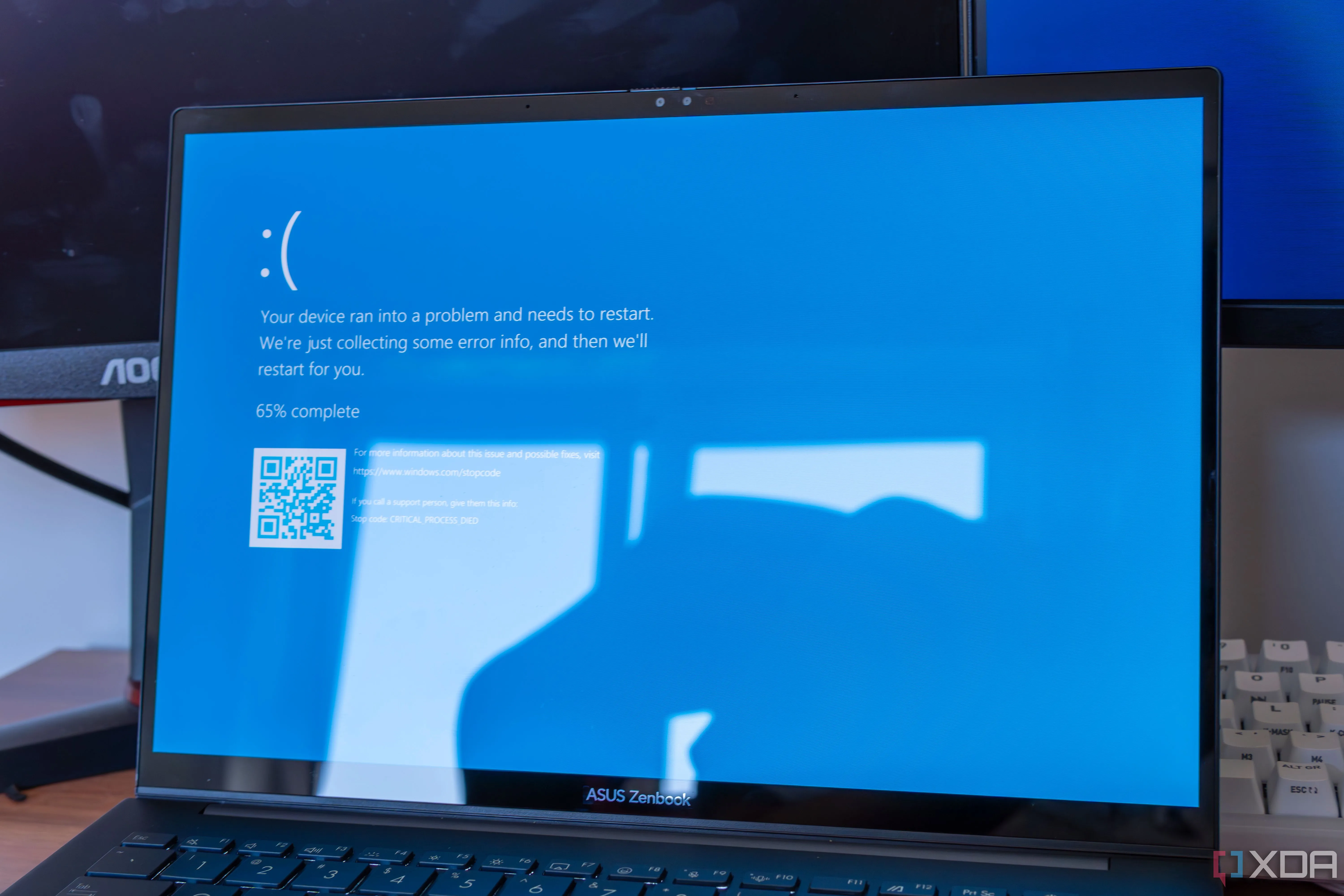 Màn hình xanh chết chóc (BSOD) trên laptop, biểu tượng cho các sự cố hệ thống nghiêm trọng thường gặp khi cập nhật Windows bị lỗi