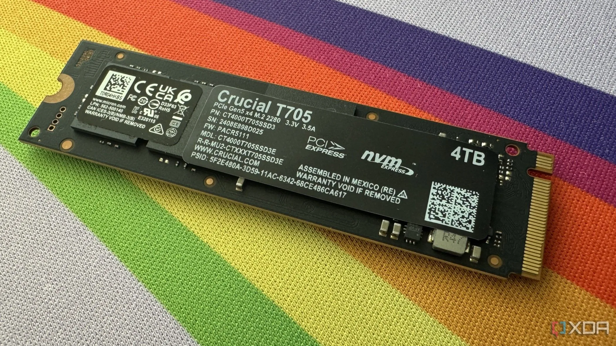 Mặt lưng của SSD Crucial T705 với nhãn thông số kỹ thuật, thể hiện tốc độ ấn tượng của dòng ổ cứng NVMe PCIe 5.0