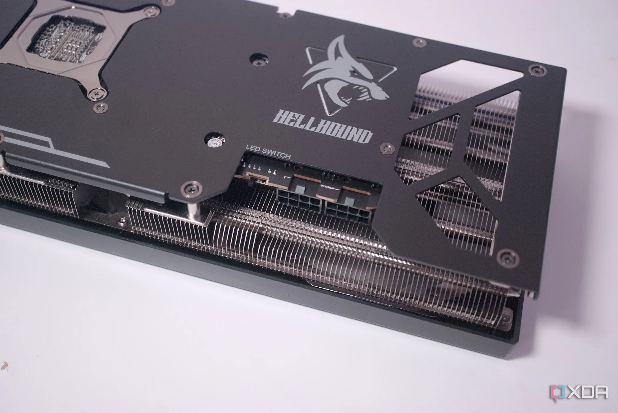 Mặt sau card đồ họa PowerColor Hellhound Radeon RX 7900 GRE