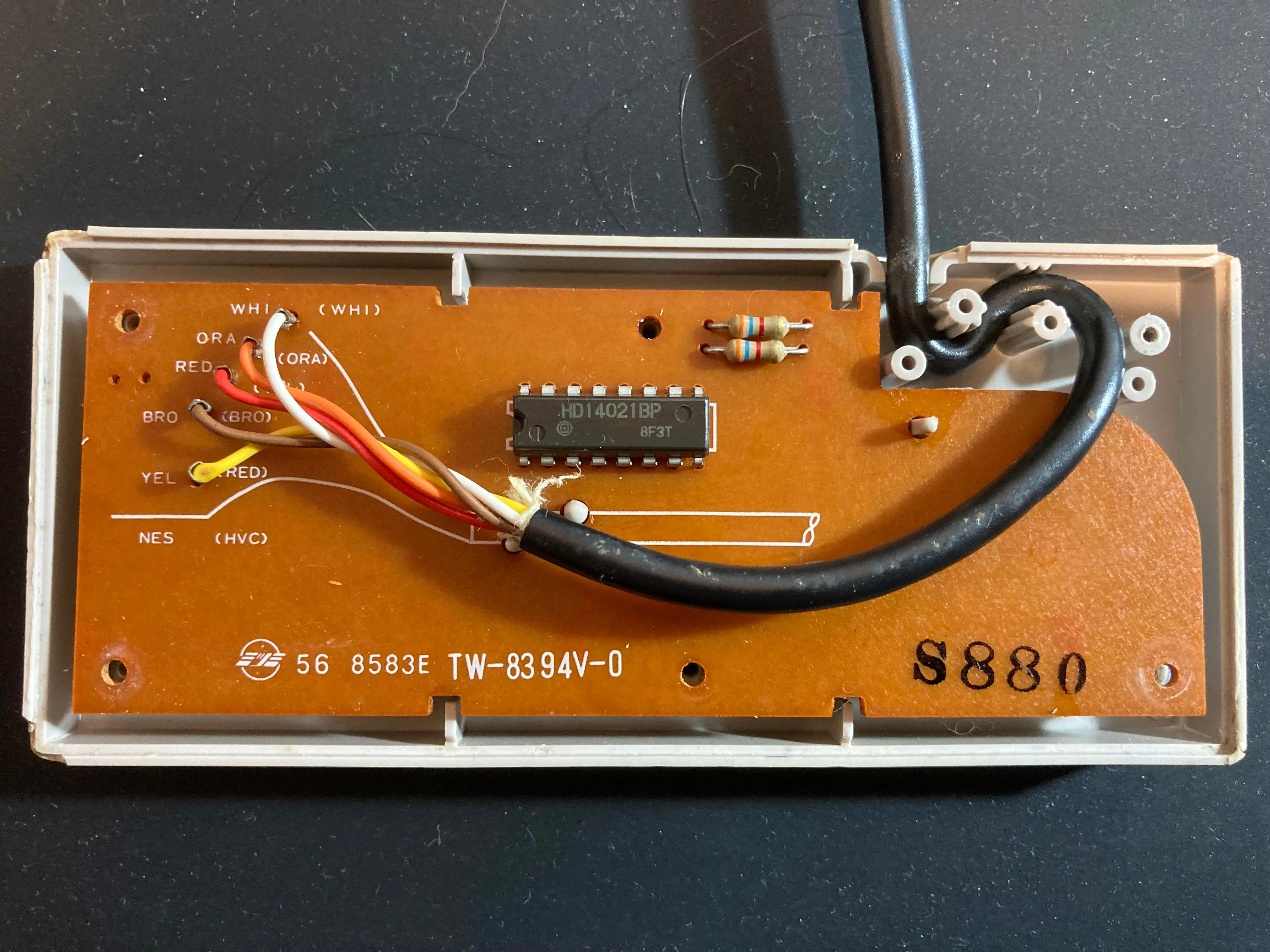 Mặt sau của bảng mạch in (PCB) tay cầm NES với các đường mạch đồng và điểm hàn