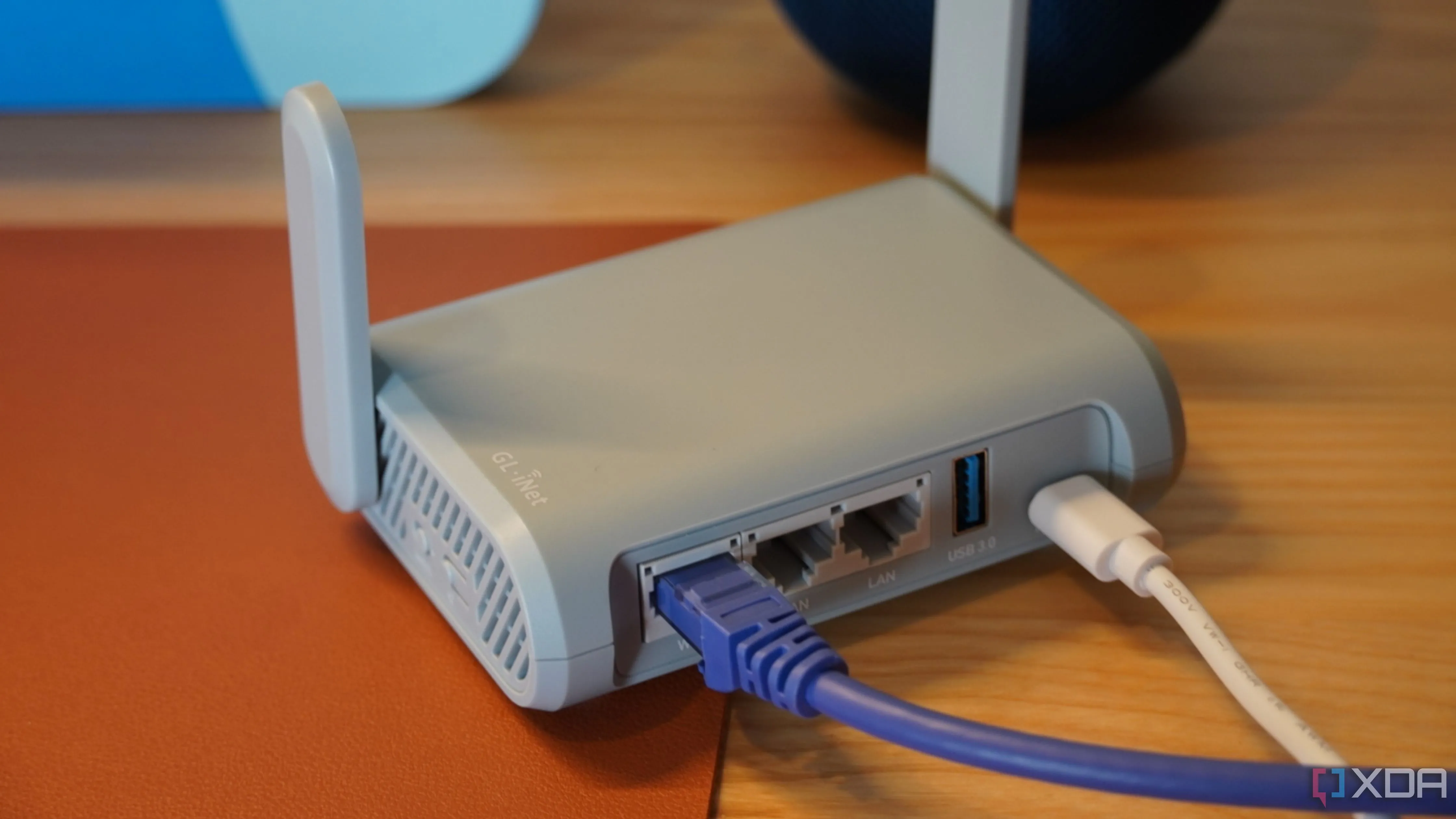 Mặt sau của bộ định tuyến GL.iNet Beryl, minh họa thiết bị mạng cần tắt UPnP