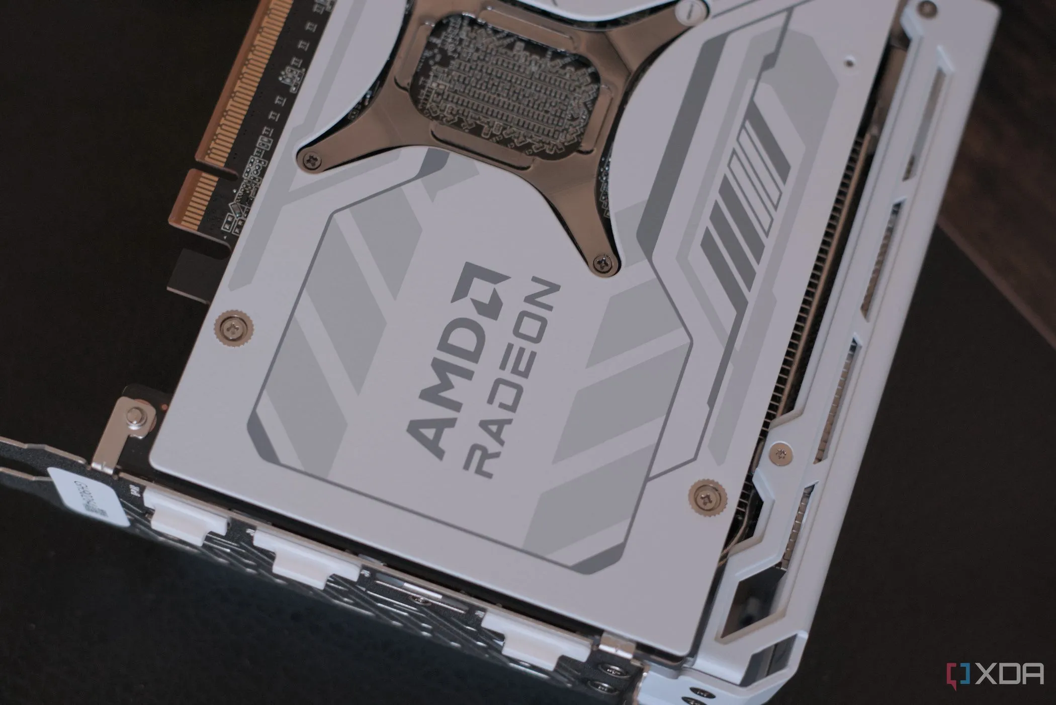 Mặt sau của card ASRock Radeon RX 9070 XT Steel Legend