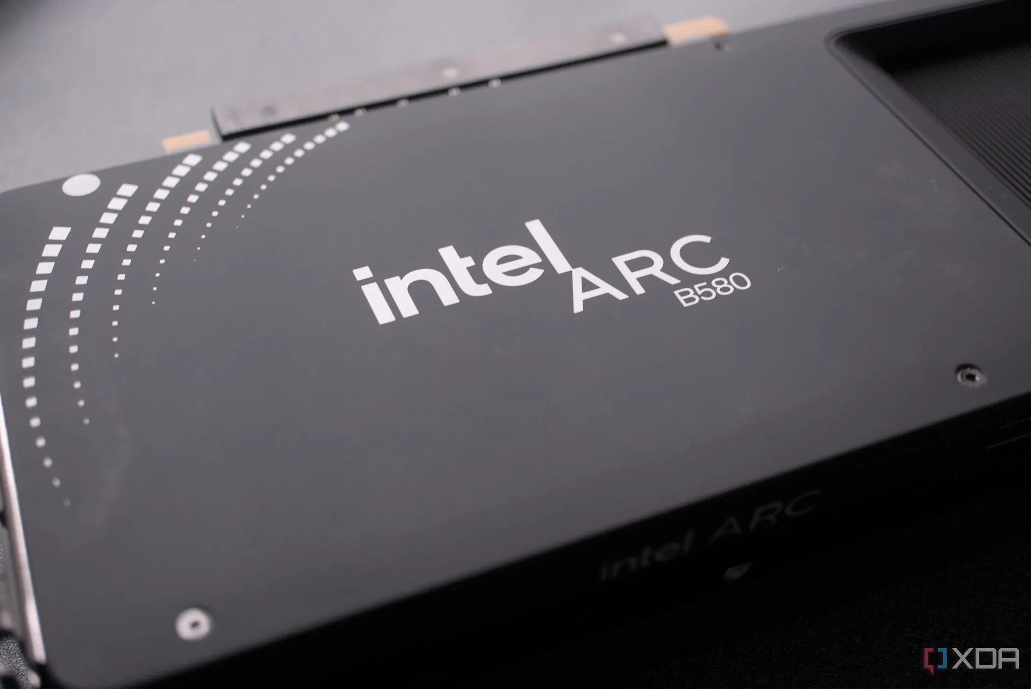 Mặt sau của card đồ họa Intel Arc B580