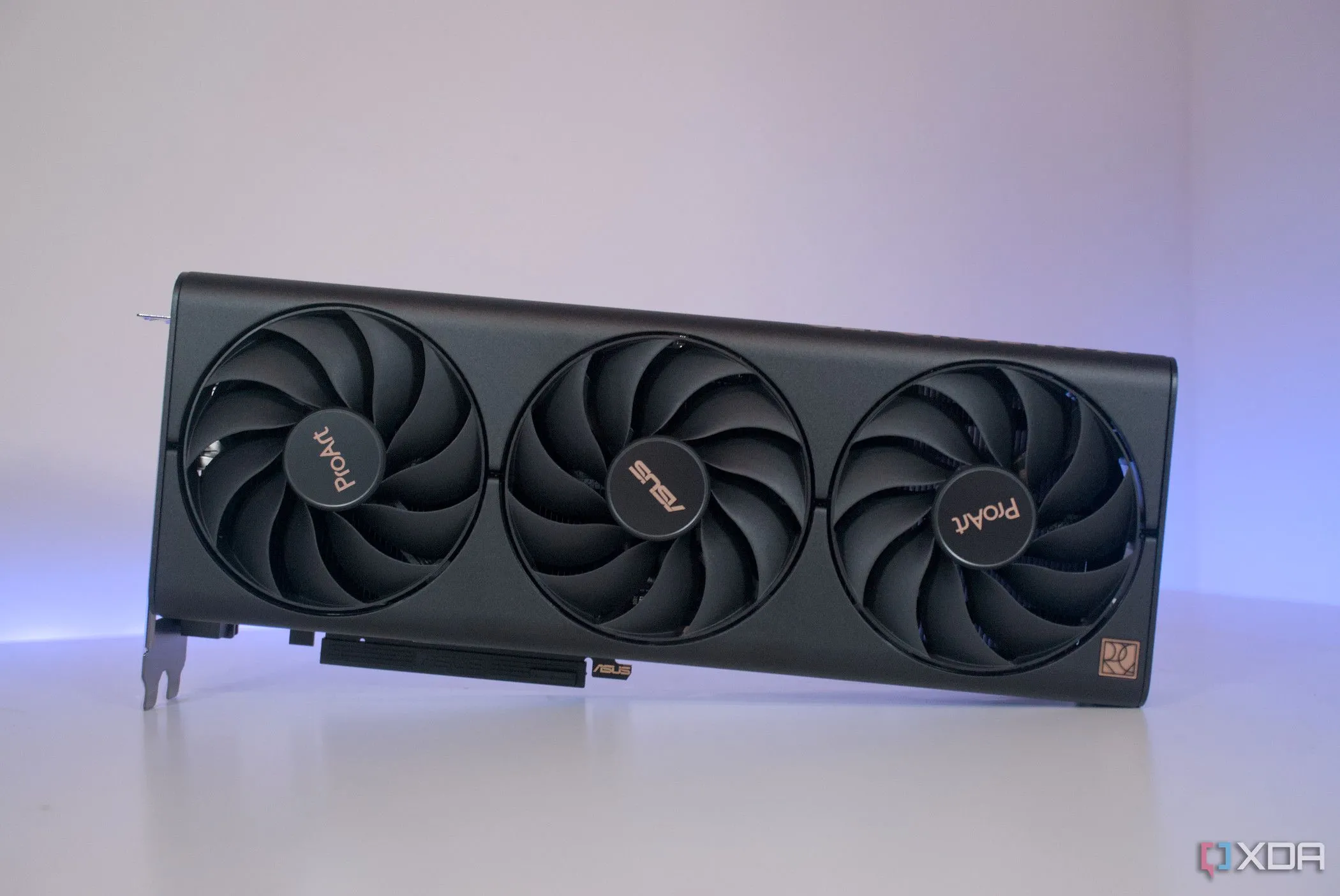 Mặt trước card đồ họa Asus ProArt GeForce RTX 4060 Ti, minh họa cho vấn đề VRAM của Nvidia
