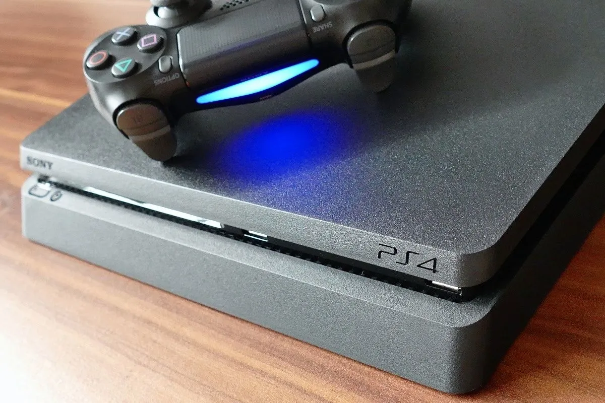 Mặt trước máy PlayStation 4 với tay cầm, minh họa sự tiến bộ của giả lập console